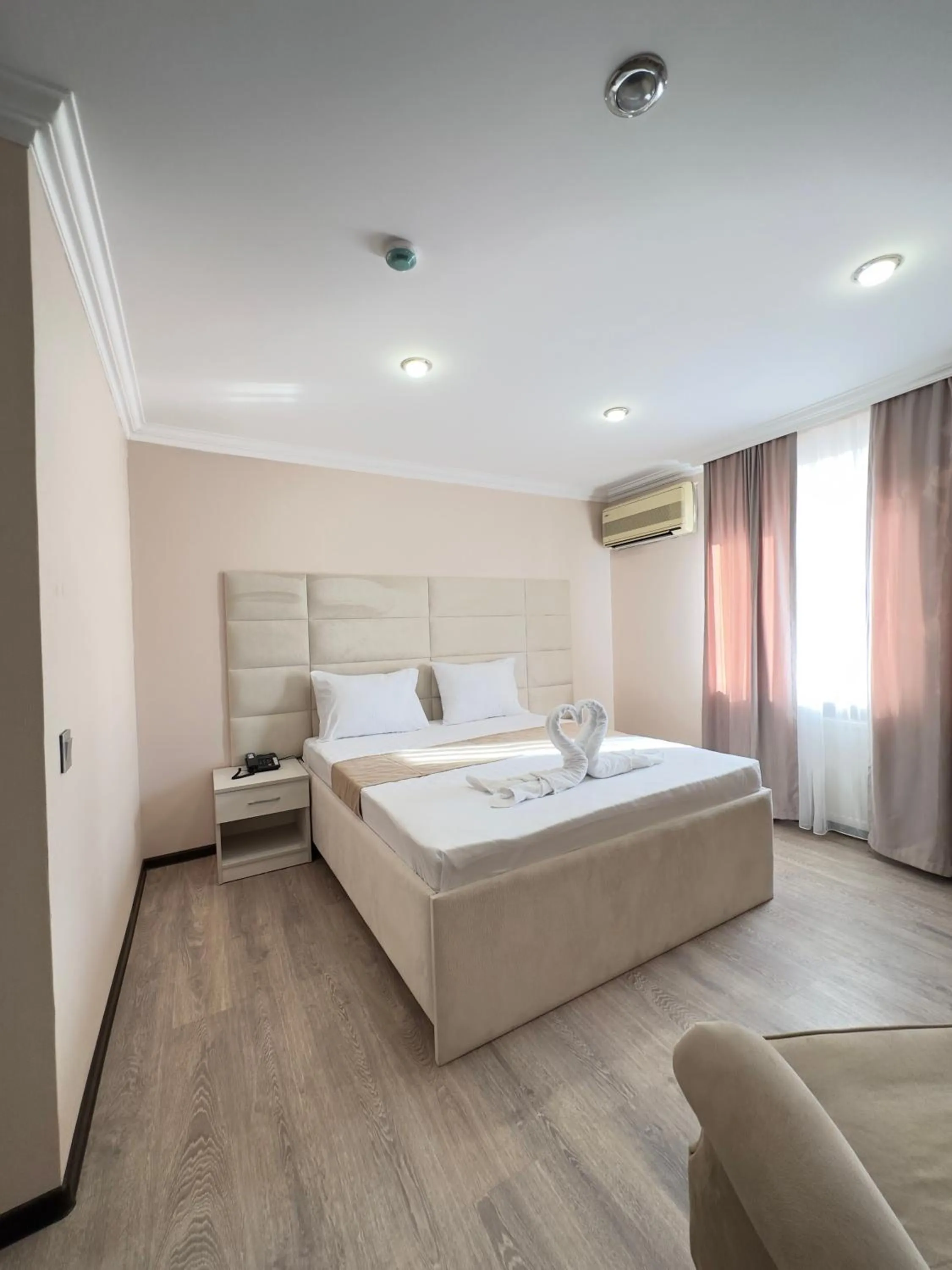 Photo of the whole room, Bed in RoseMary Inn