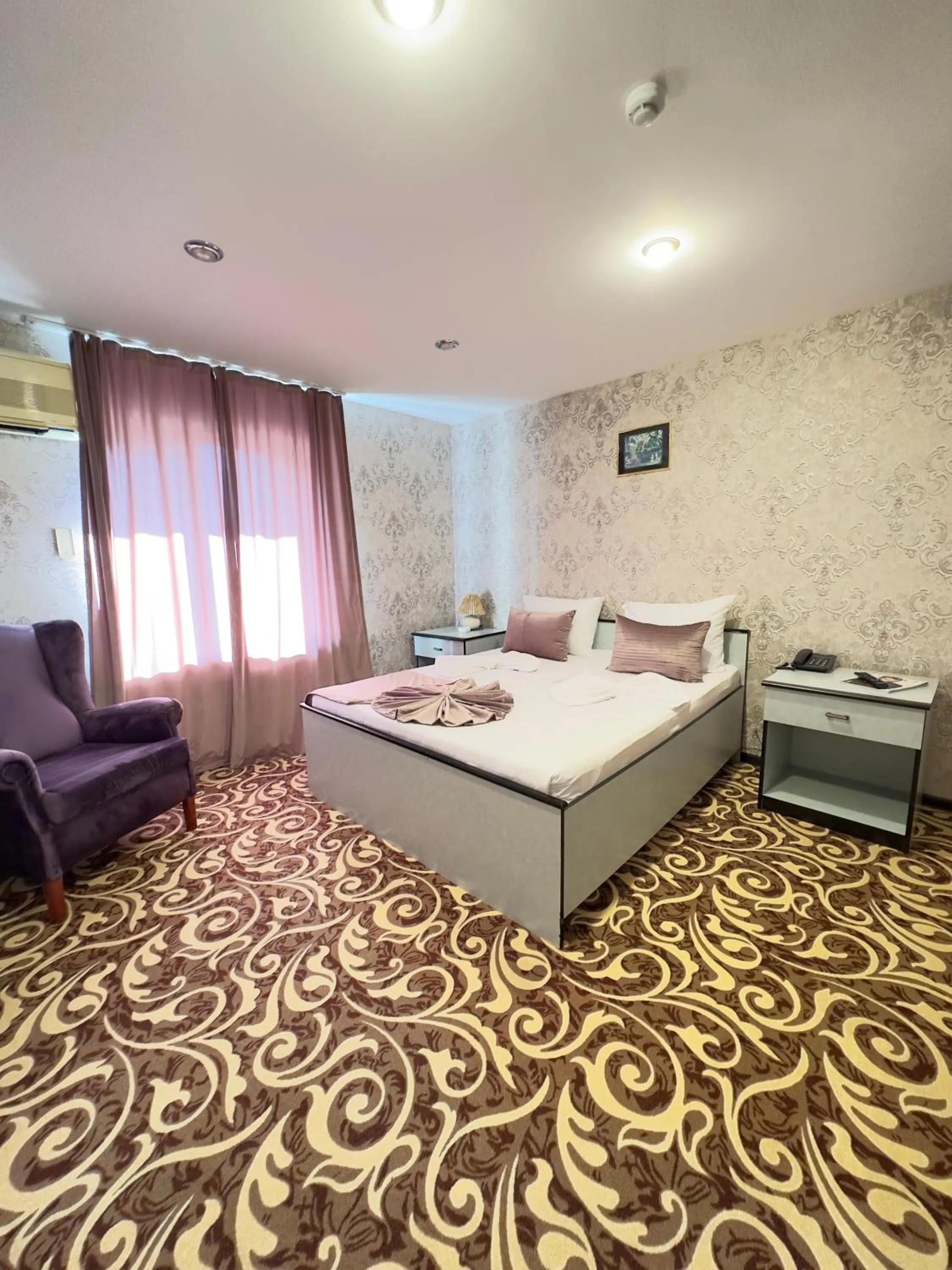 Photo of the whole room, Bed in RoseMary Inn