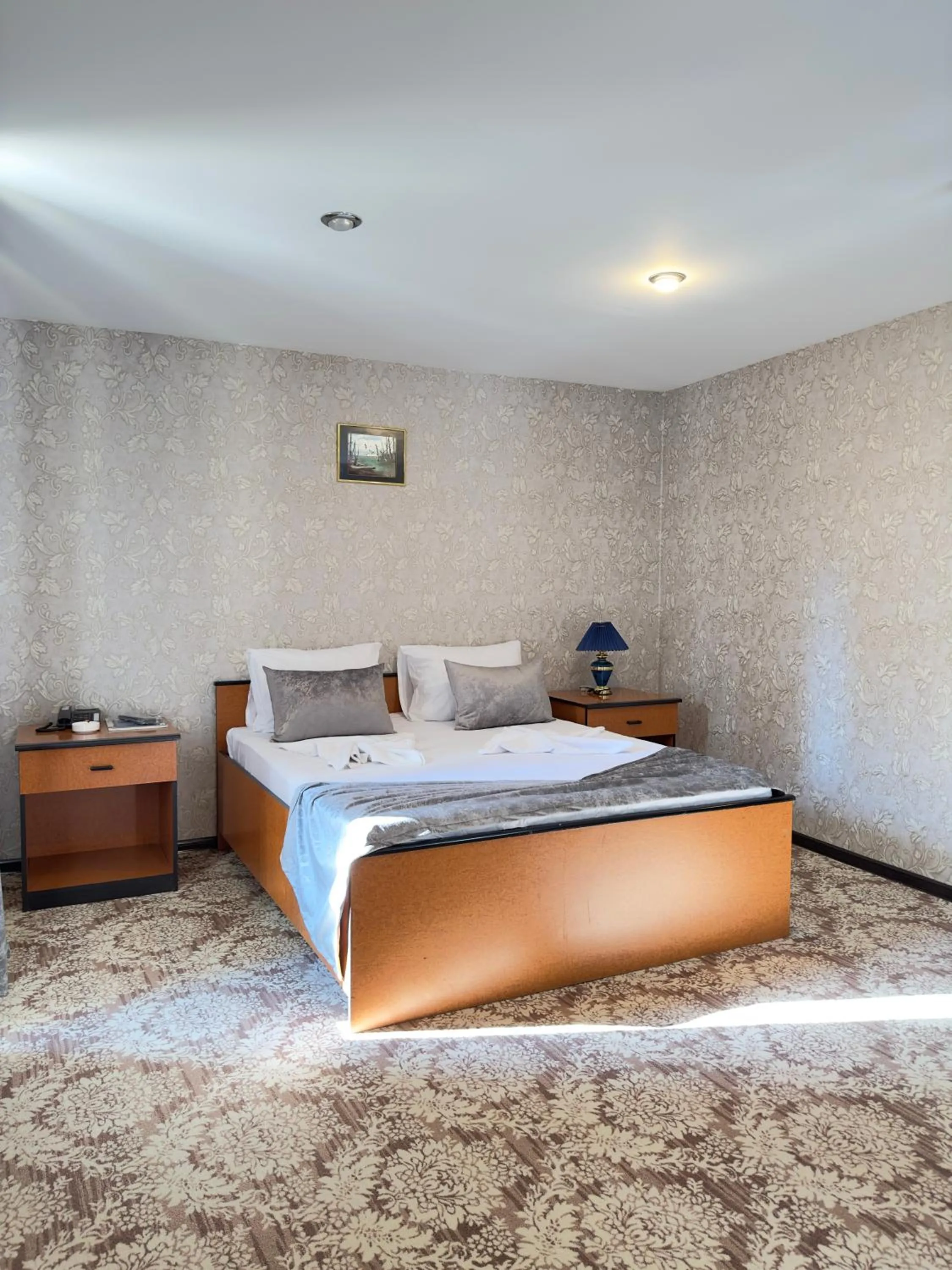 Photo of the whole room, Bed in RoseMary Inn