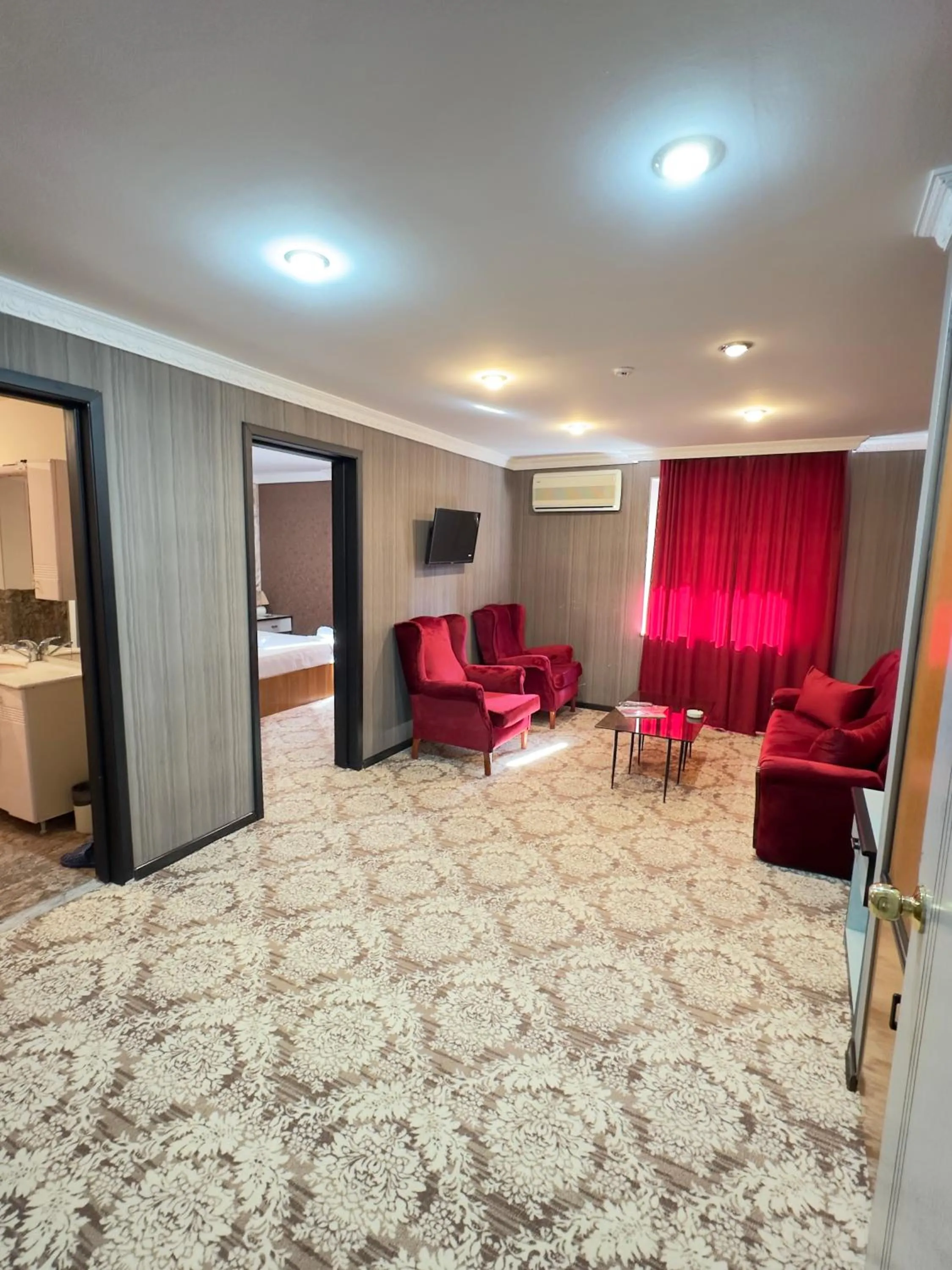 Communal lounge/ TV room, Bed in RoseMary Inn