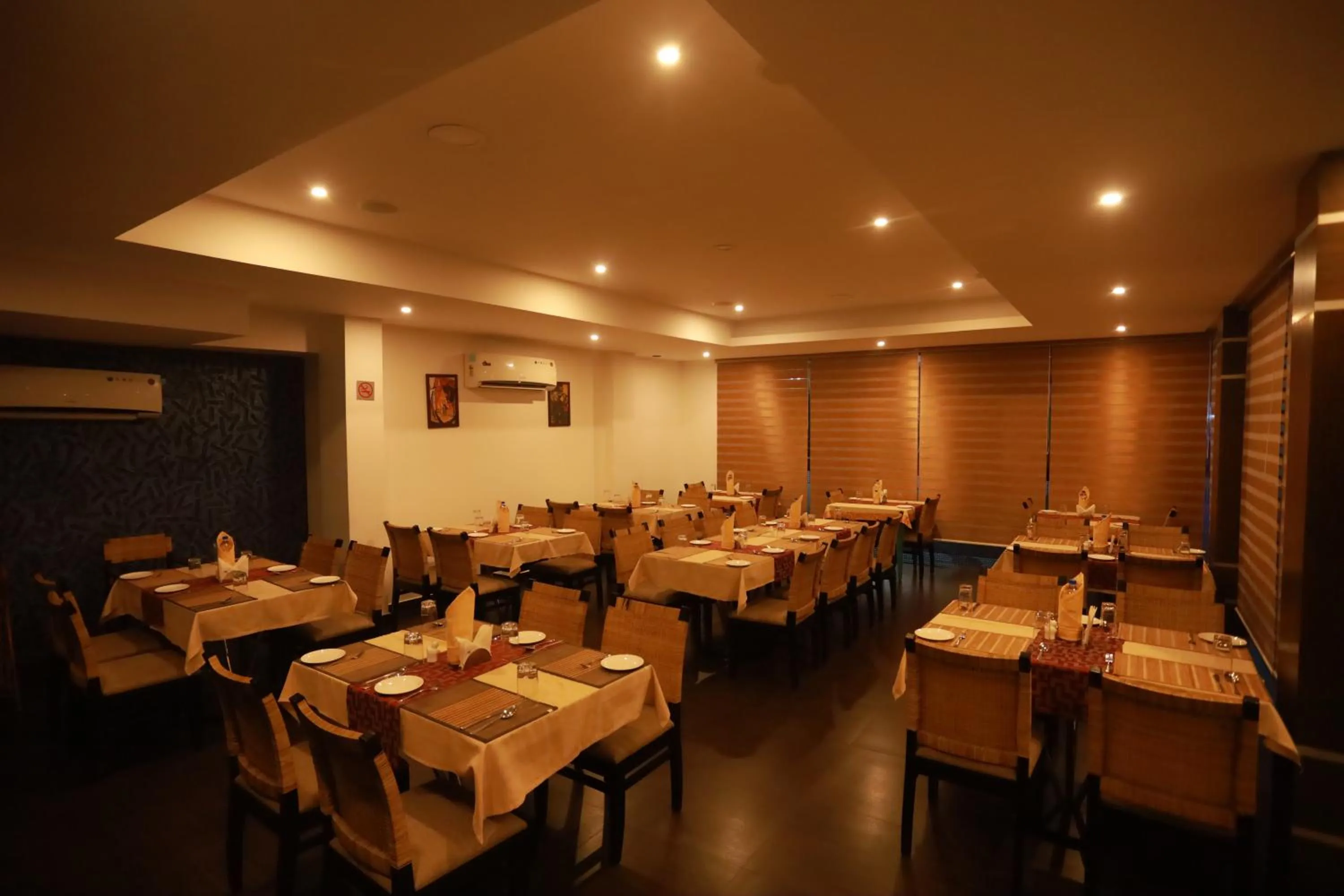 Restaurant/places to eat in Hotel Finch