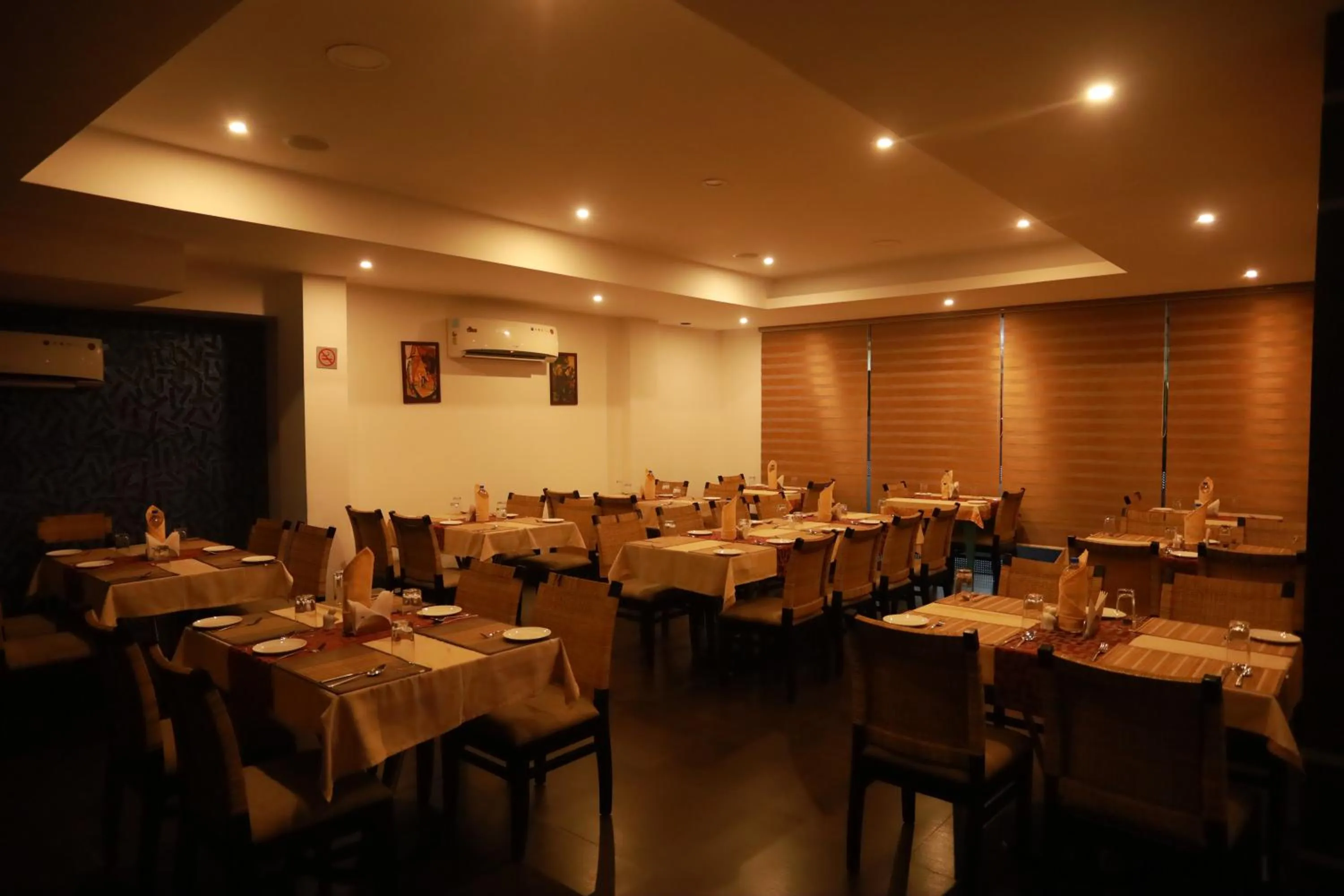 Restaurant/places to eat in Hotel Finch