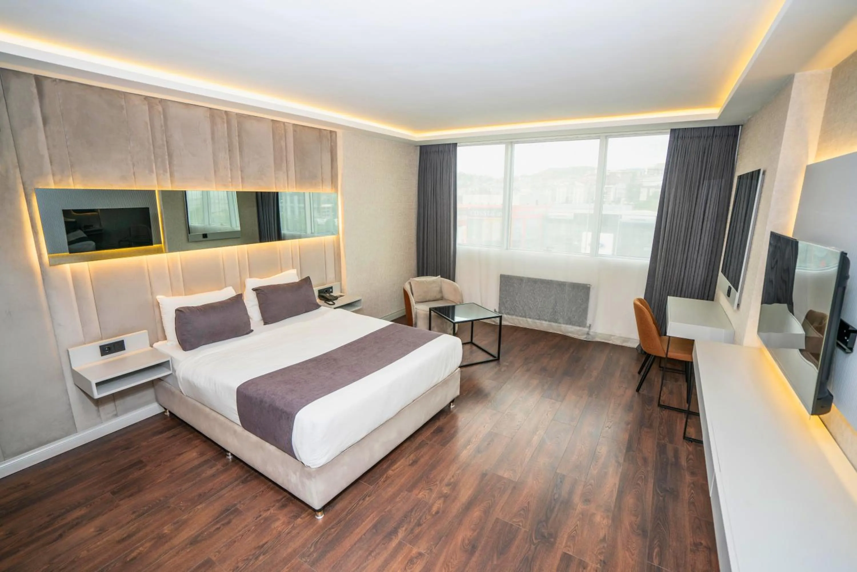 Photo of the whole room, Bed in 216 Station Suite Gebze
