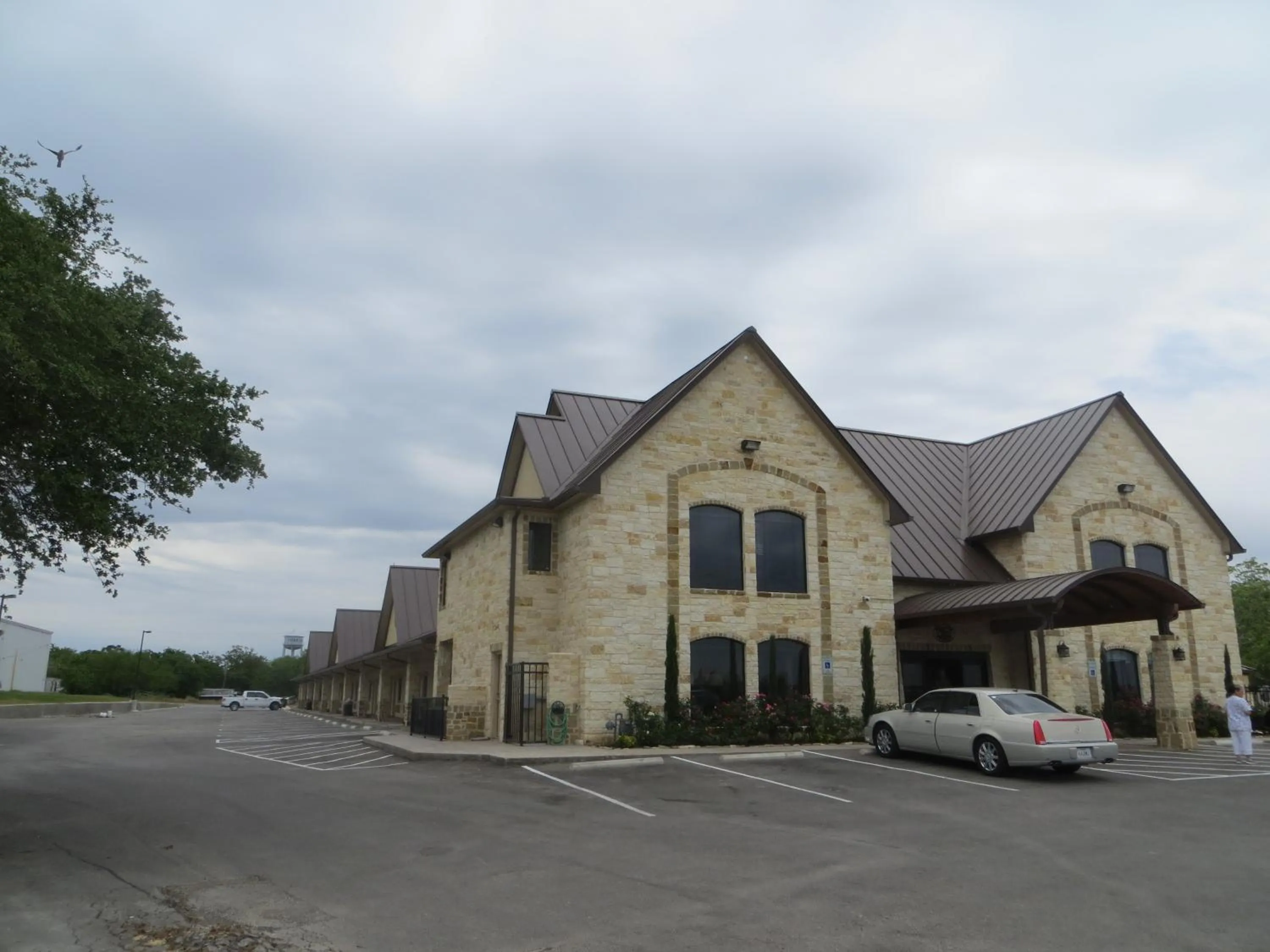 Facade/entrance in Black Gold Inn