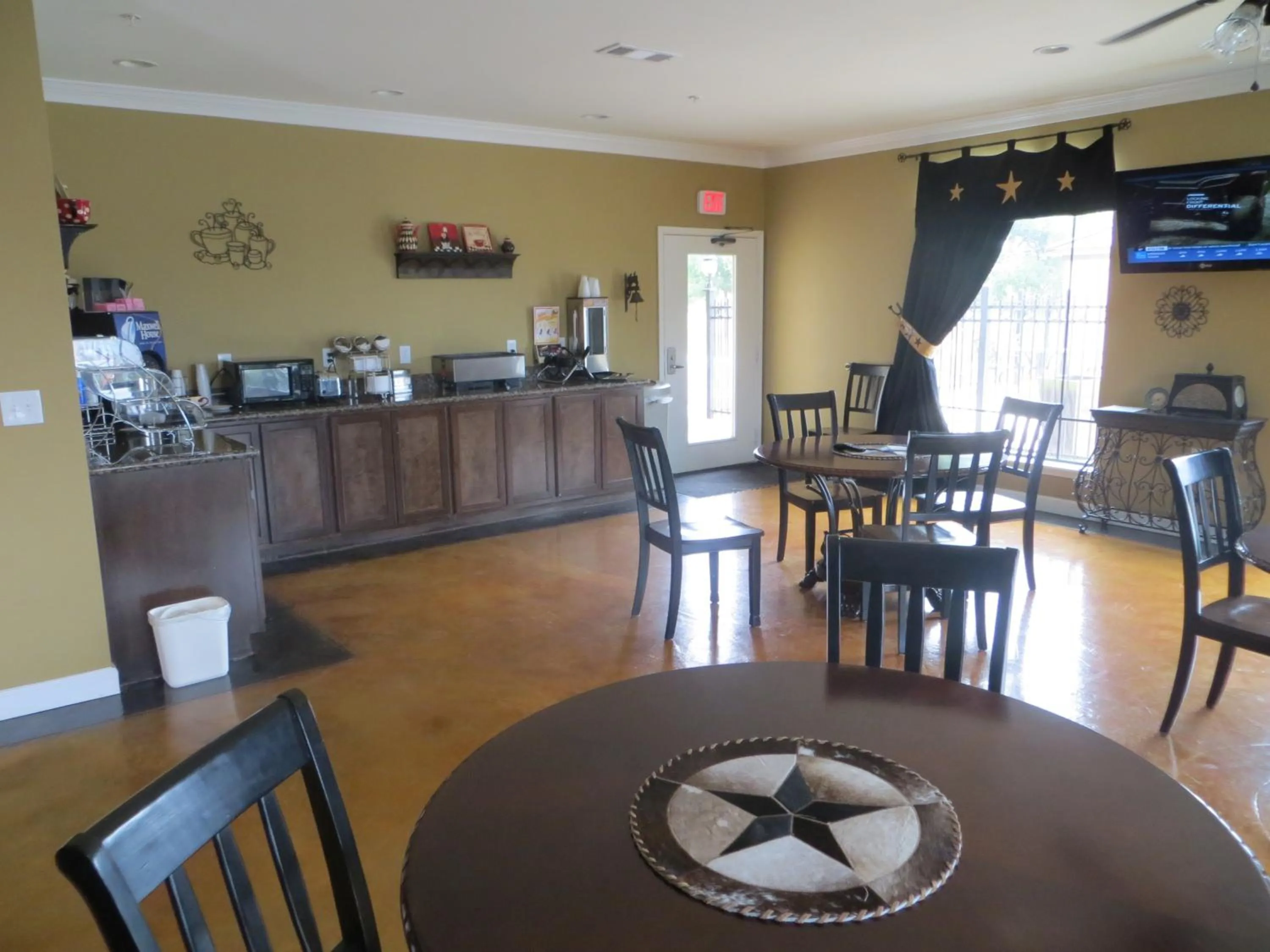 Communal lounge/ TV room in Black Gold Inn