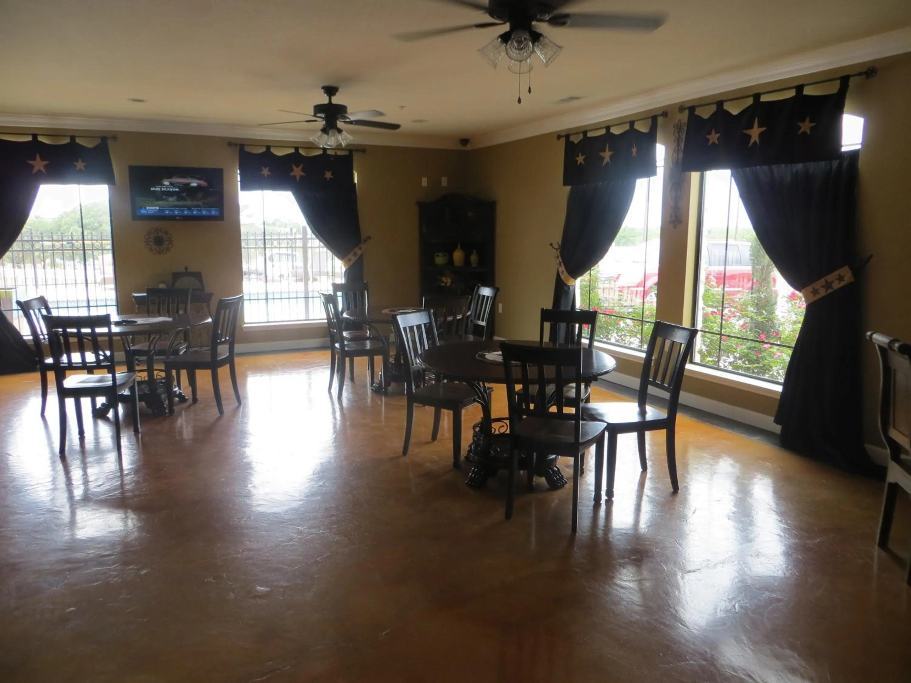 Communal lounge/ TV room in Black Gold Inn