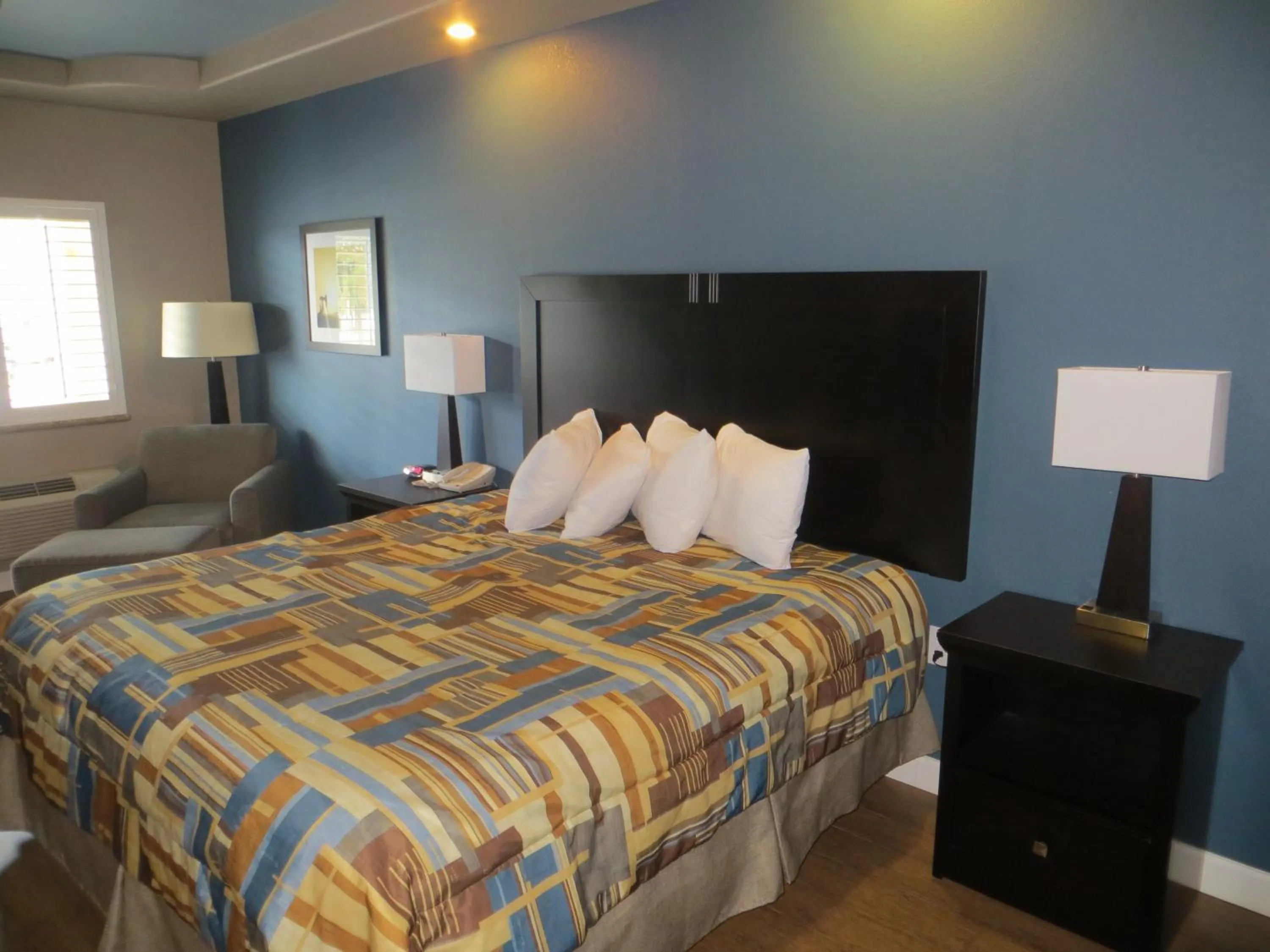 Bedroom, Bed in Black Gold Inn