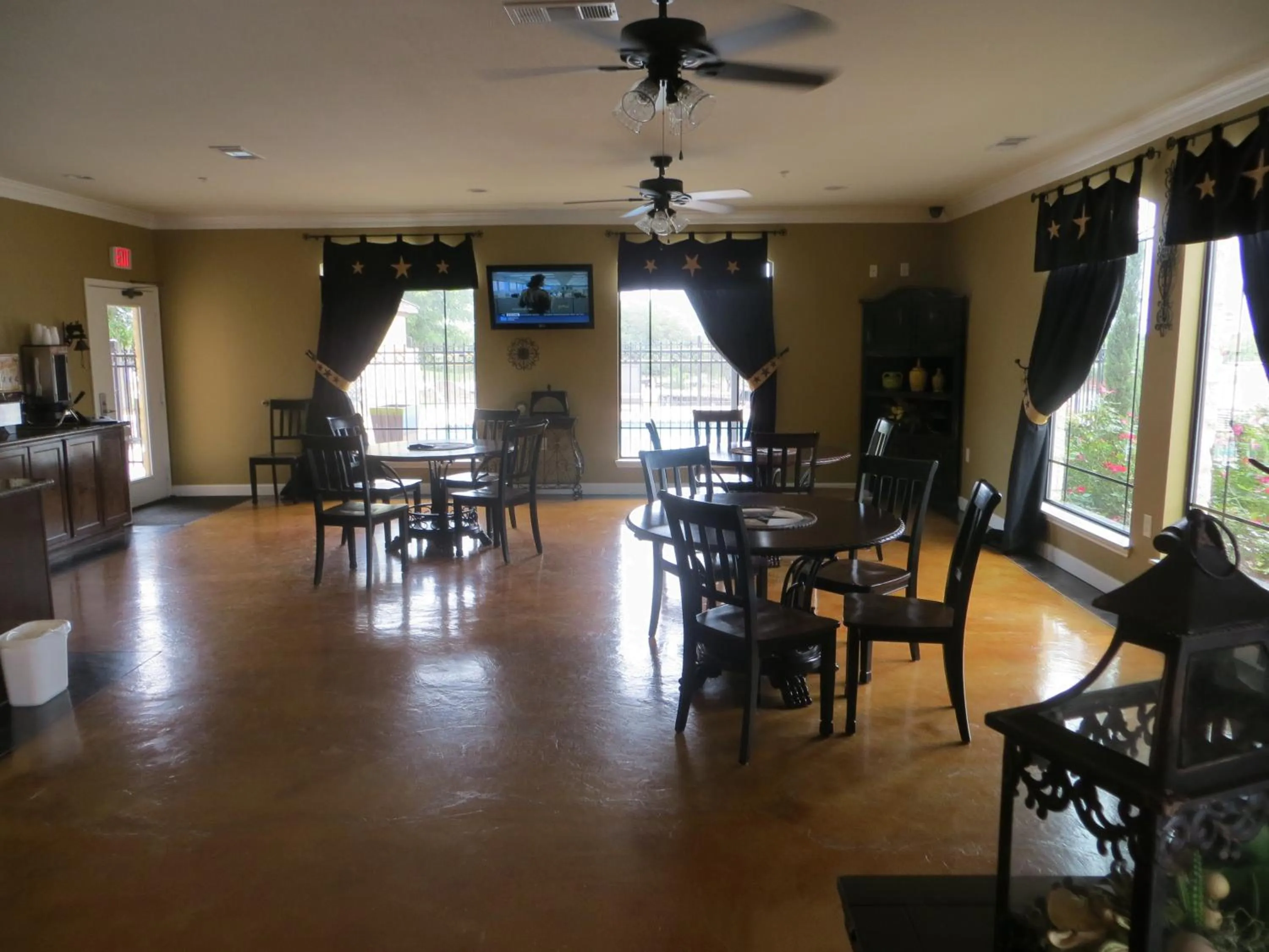 Communal lounge/ TV room in Black Gold Inn