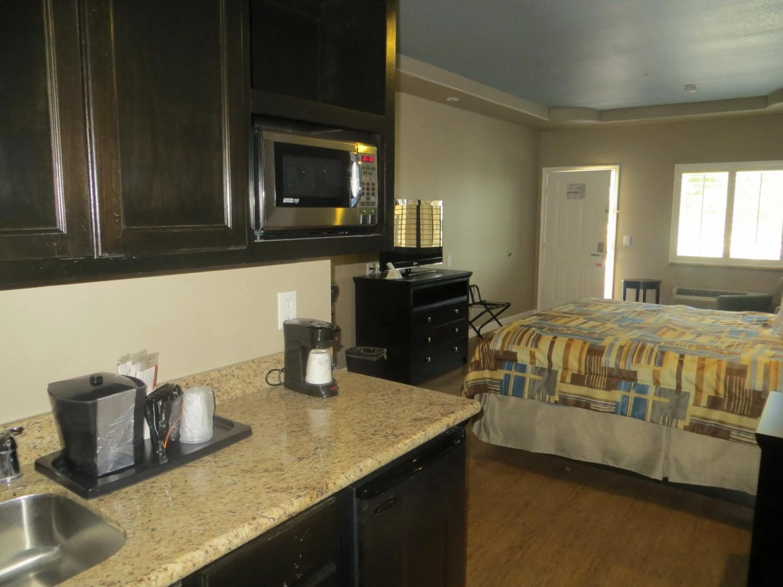 Coffee/tea facilities in Black Gold Inn