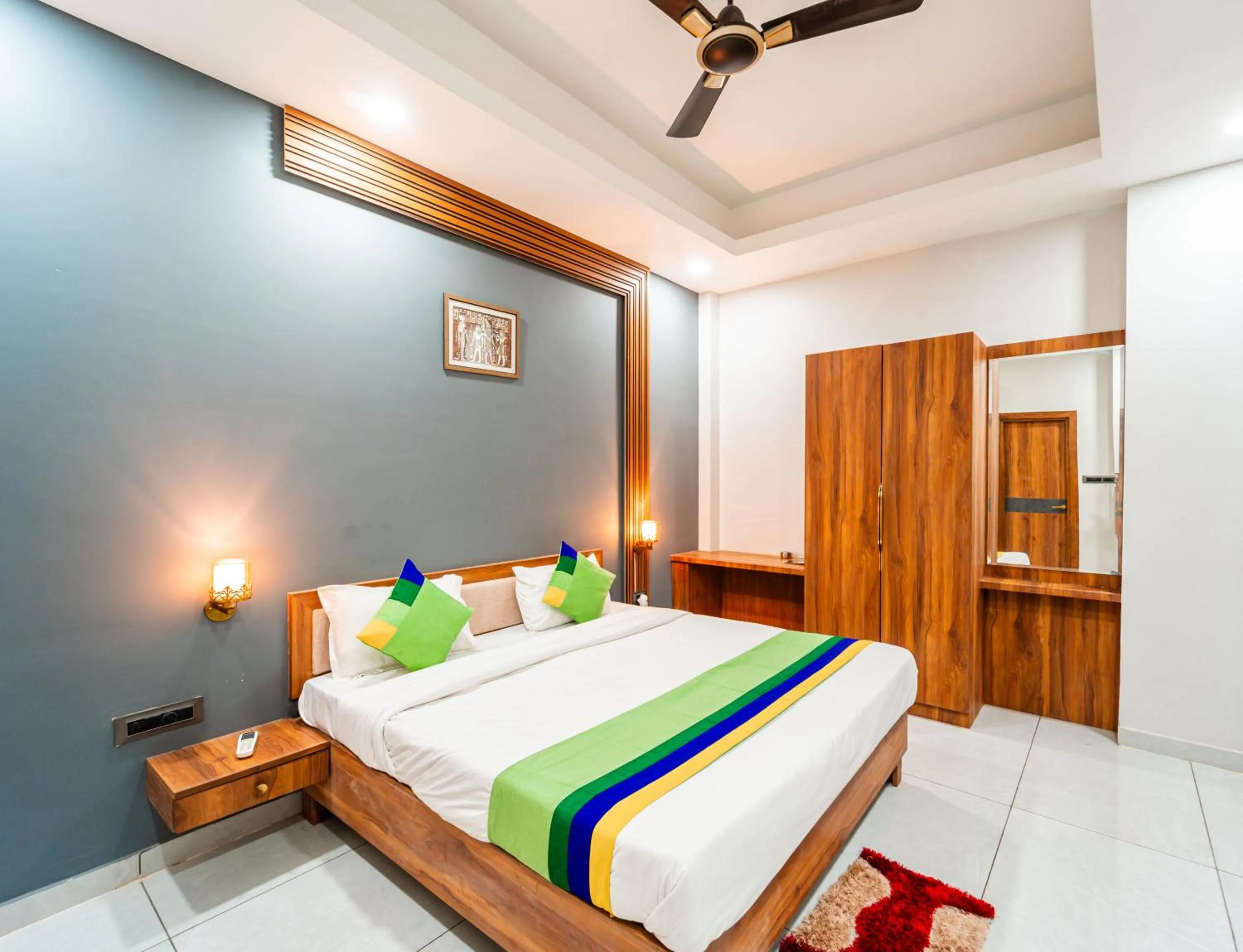 Bedroom, Bed in Treebo Lake City