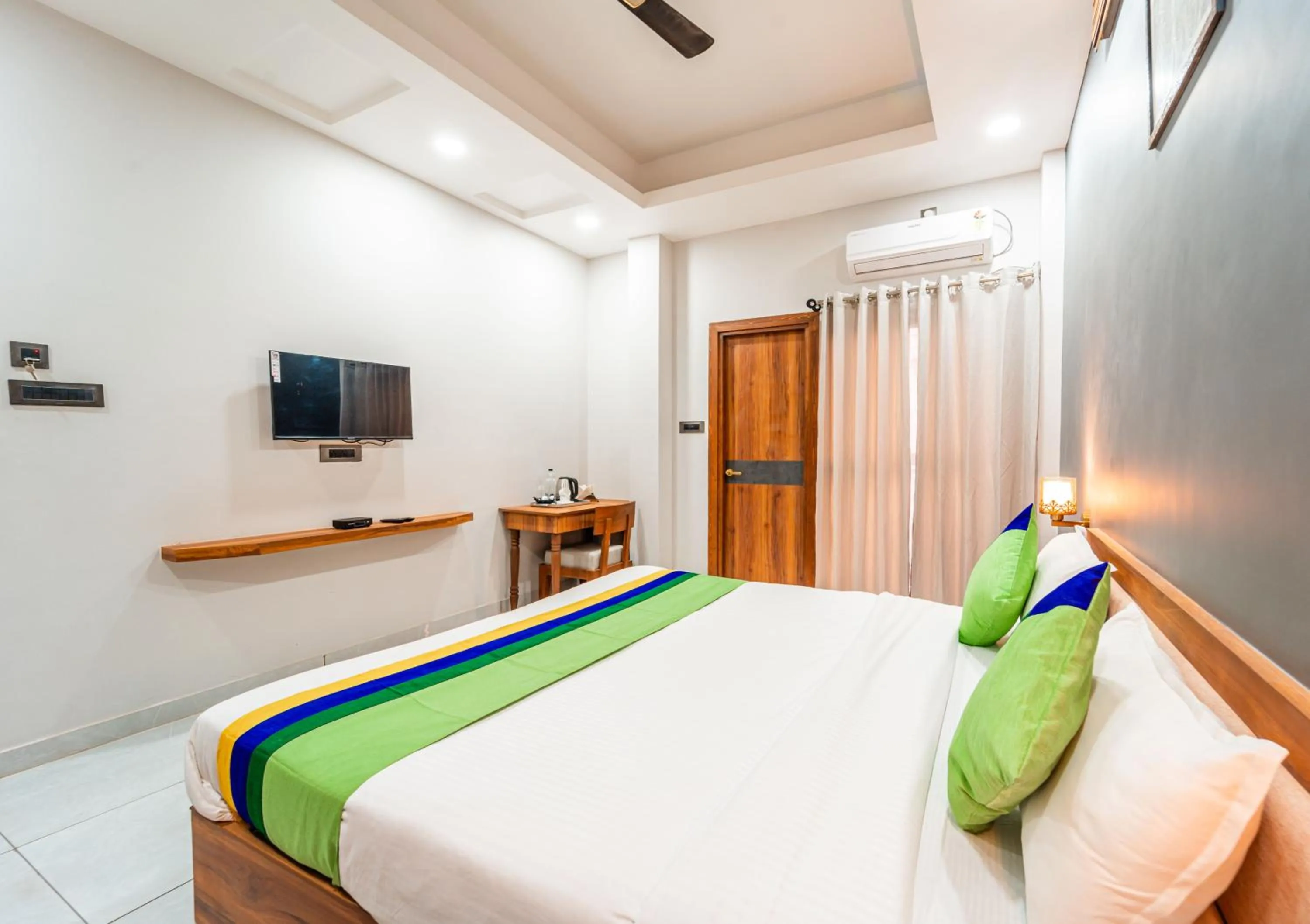 Bed in Treebo Lake City