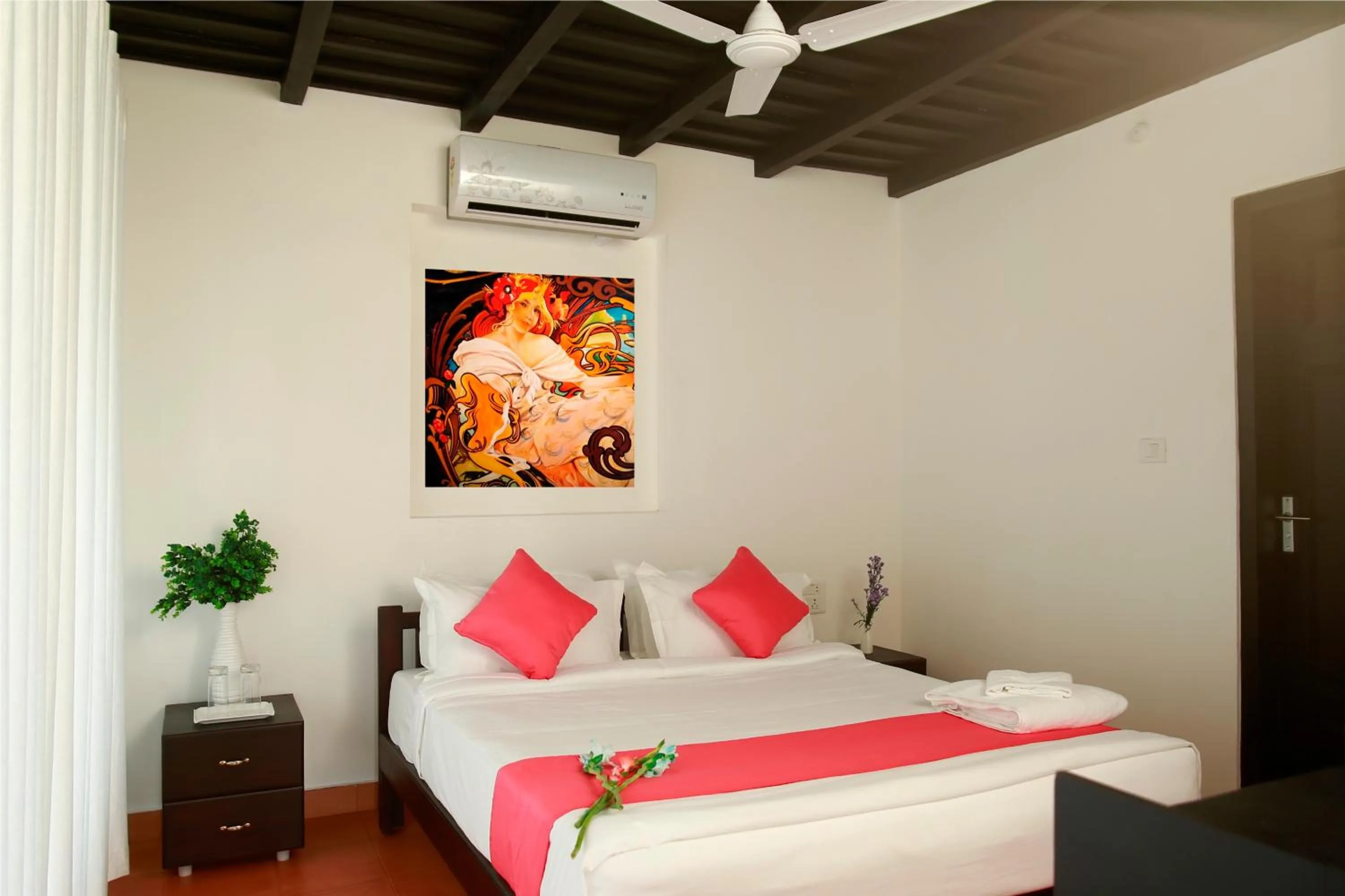 Photo of the whole room, Bed in Mayas Beach House