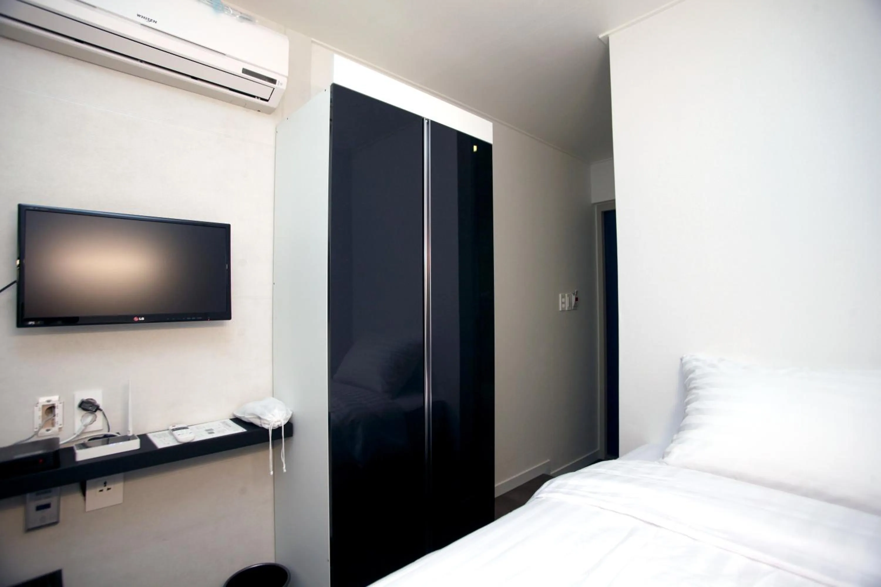 Photo of the whole room, Bed in KSTAR METRO Hotel