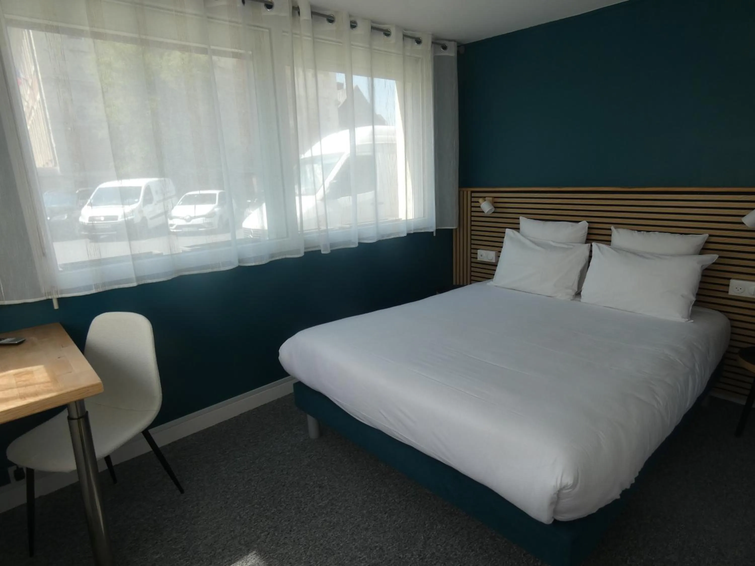 Bedroom, Bed in Hôtel de France