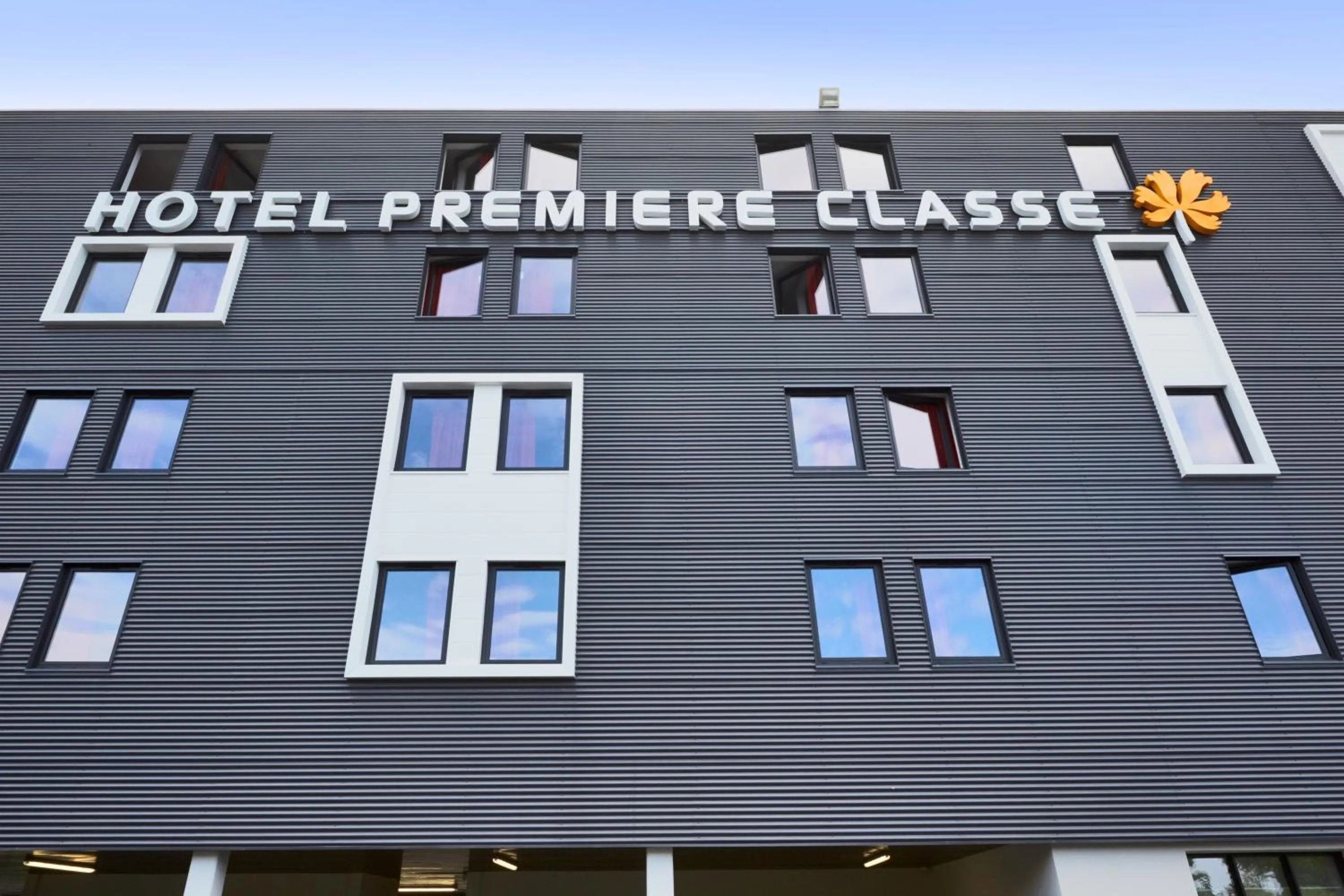 Facade/entrance in Premiere Classe Bordeaux Ouest - Mérignac Aéroport