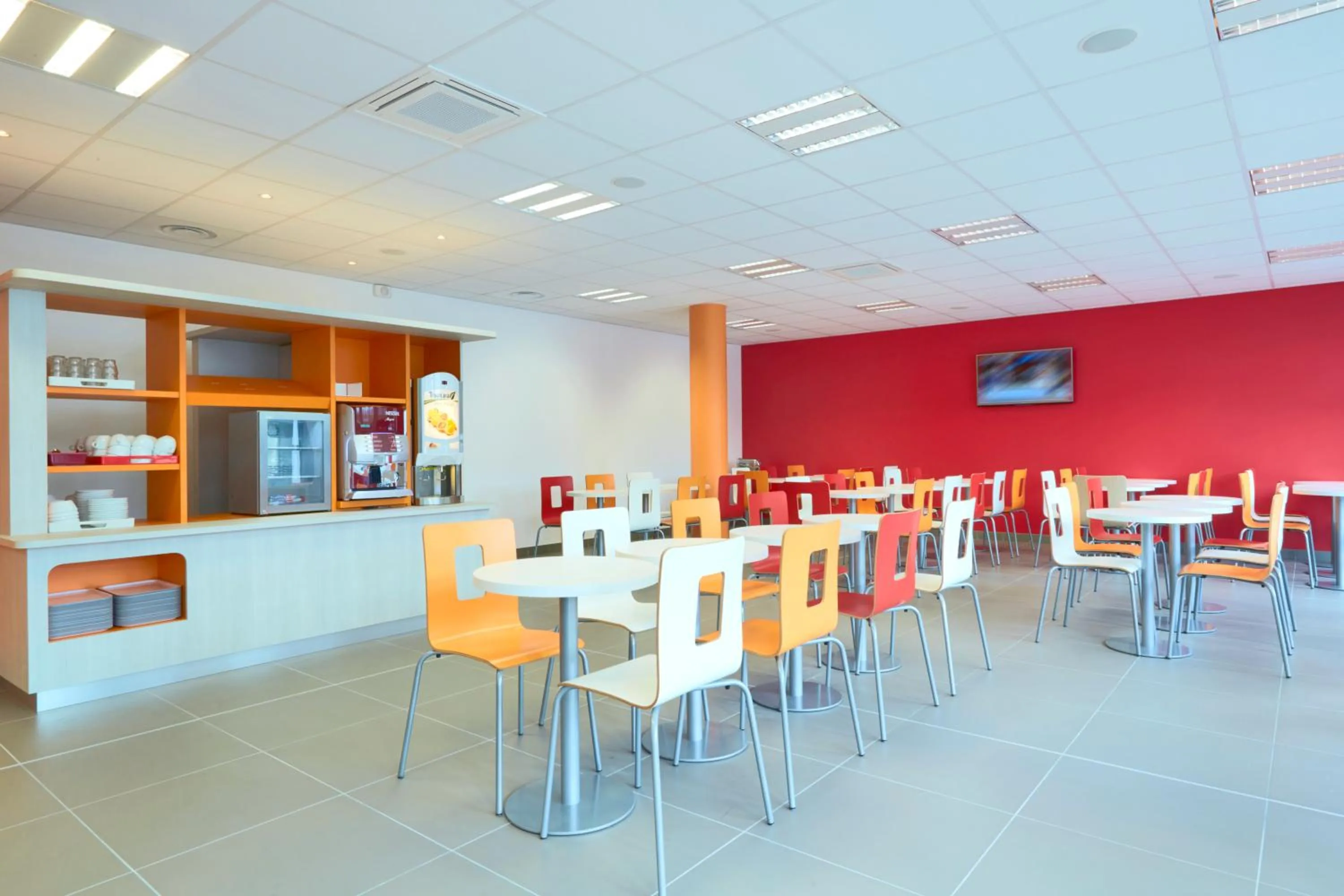 Restaurant/places to eat in Premiere Classe Bordeaux Ouest - Mérignac Aéroport
