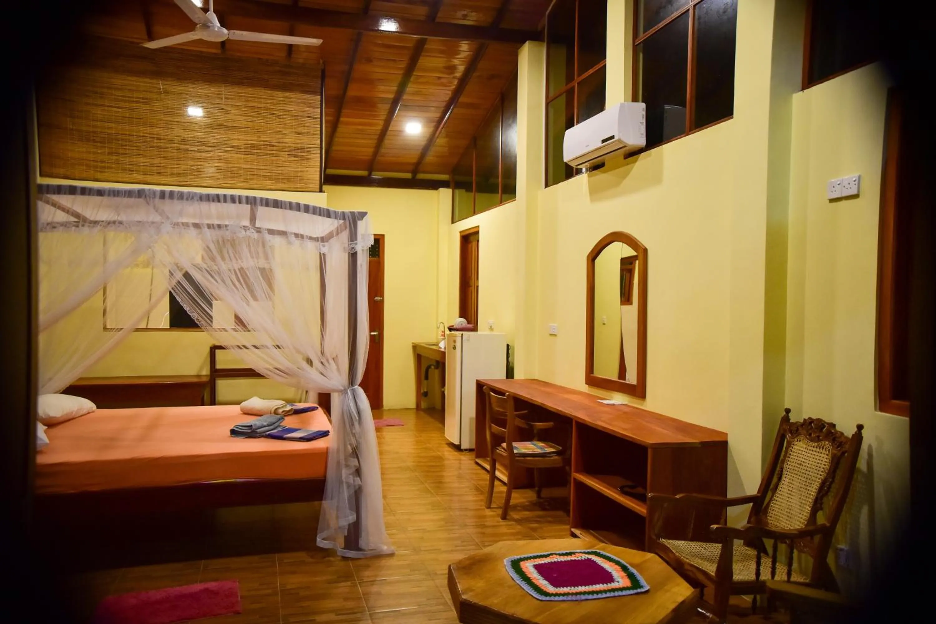 Bathroom, Bed in Hotel Finlanka