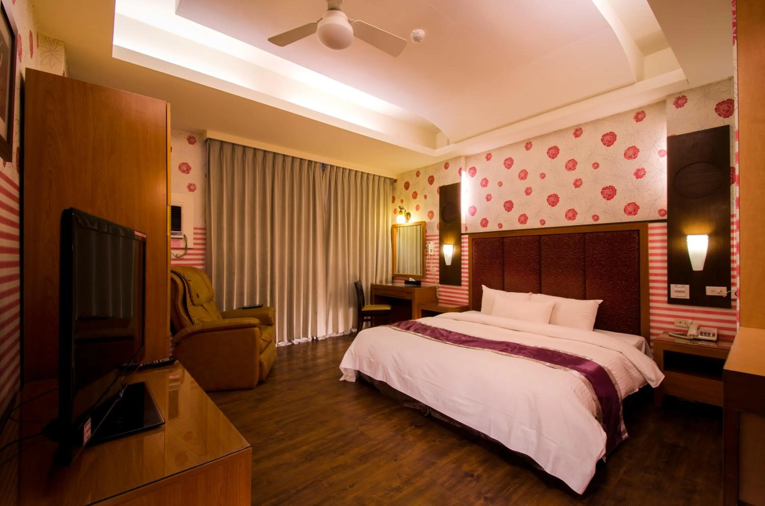 Photo of the whole room, Bed in Wogo Hotel
