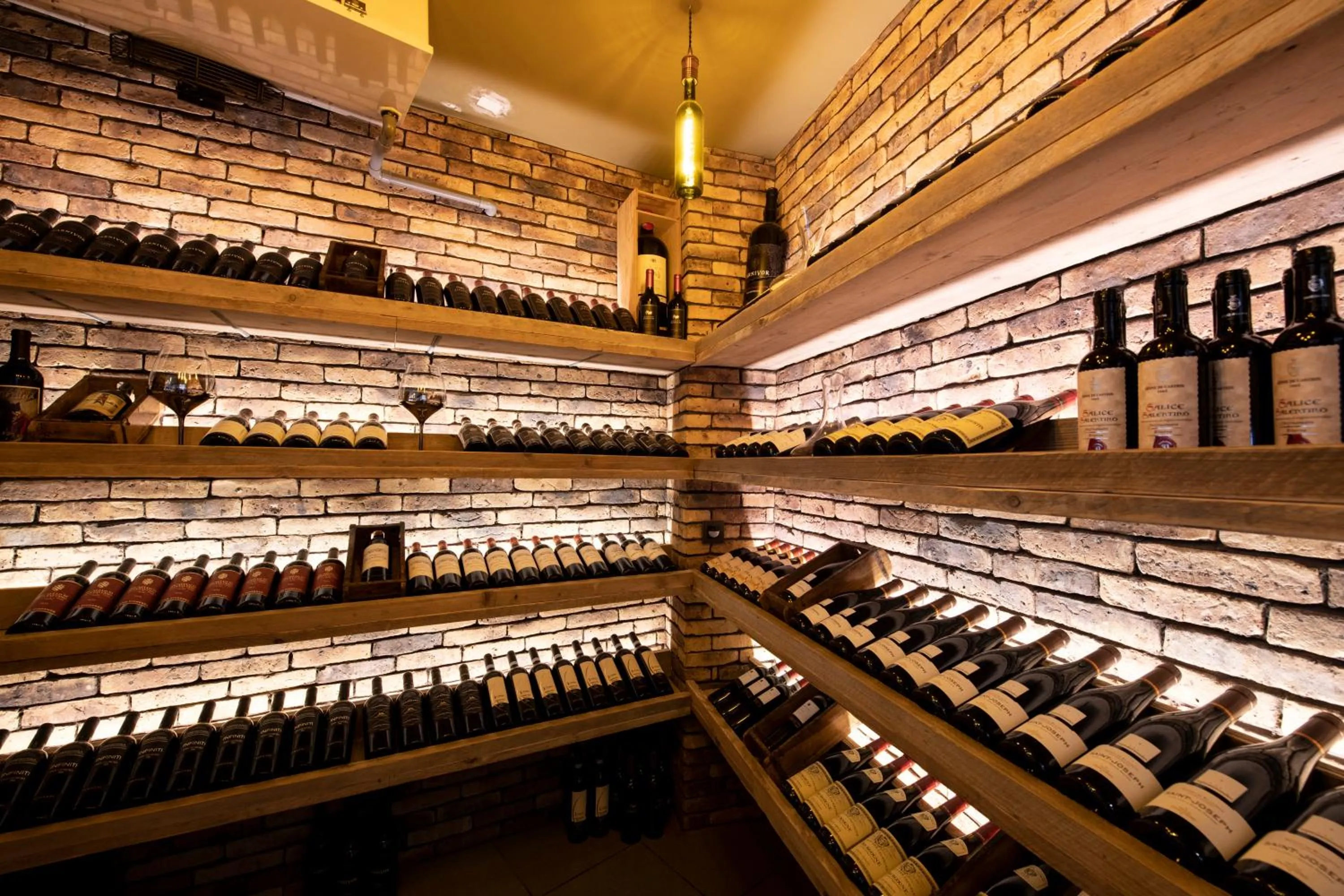 Restaurant/places to eat in Hôtel de la Tour