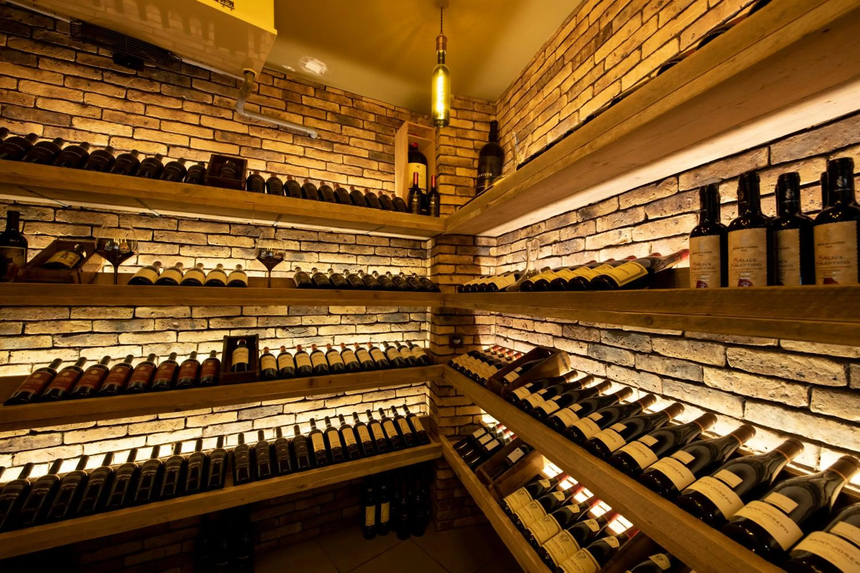 Restaurant/places to eat in Hôtel de la Tour