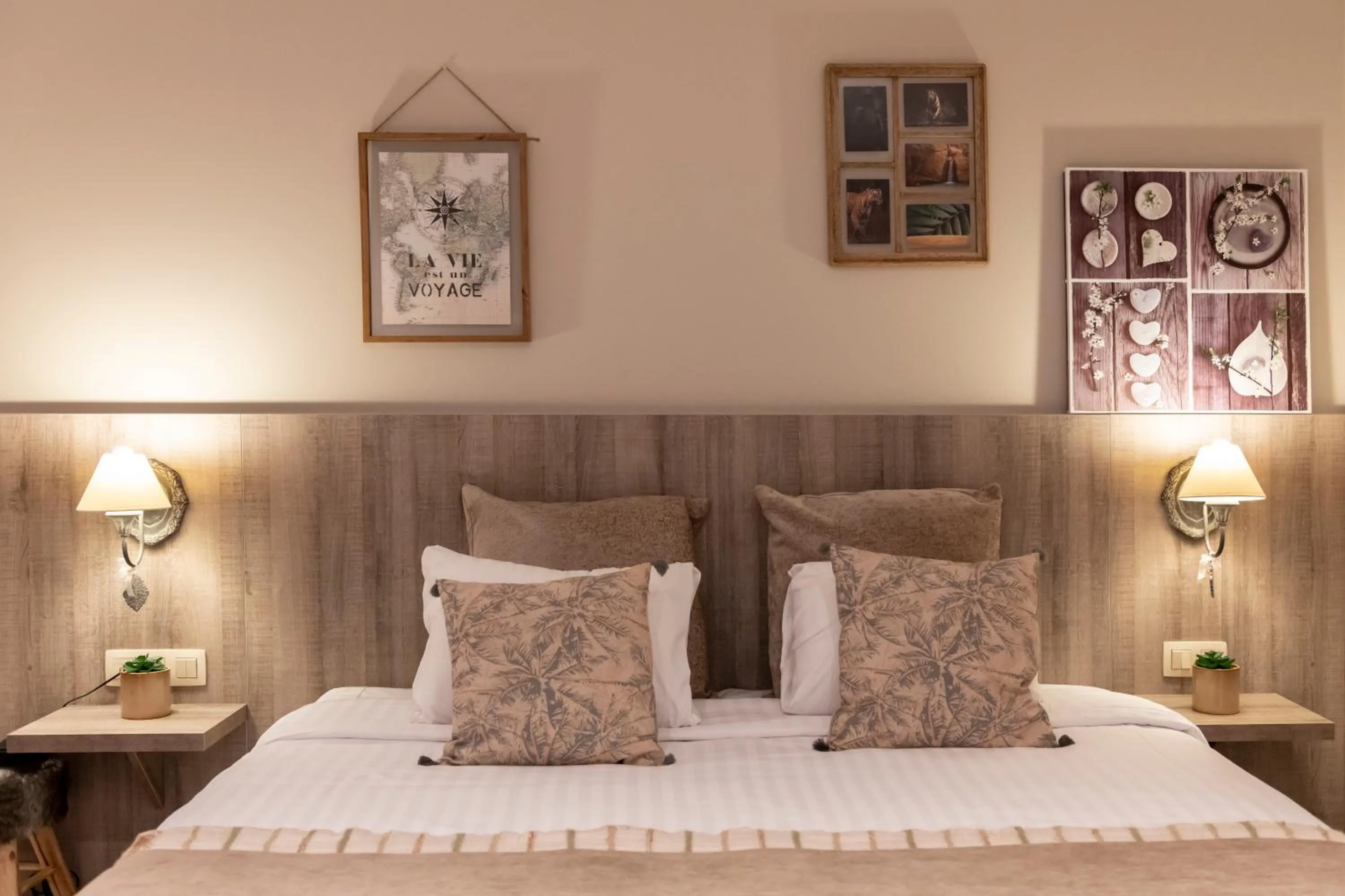 Bed in Hôtel de la Tour