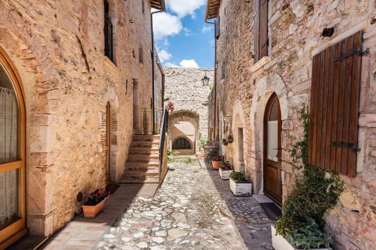 Property building in Il Castello Di Perchia
