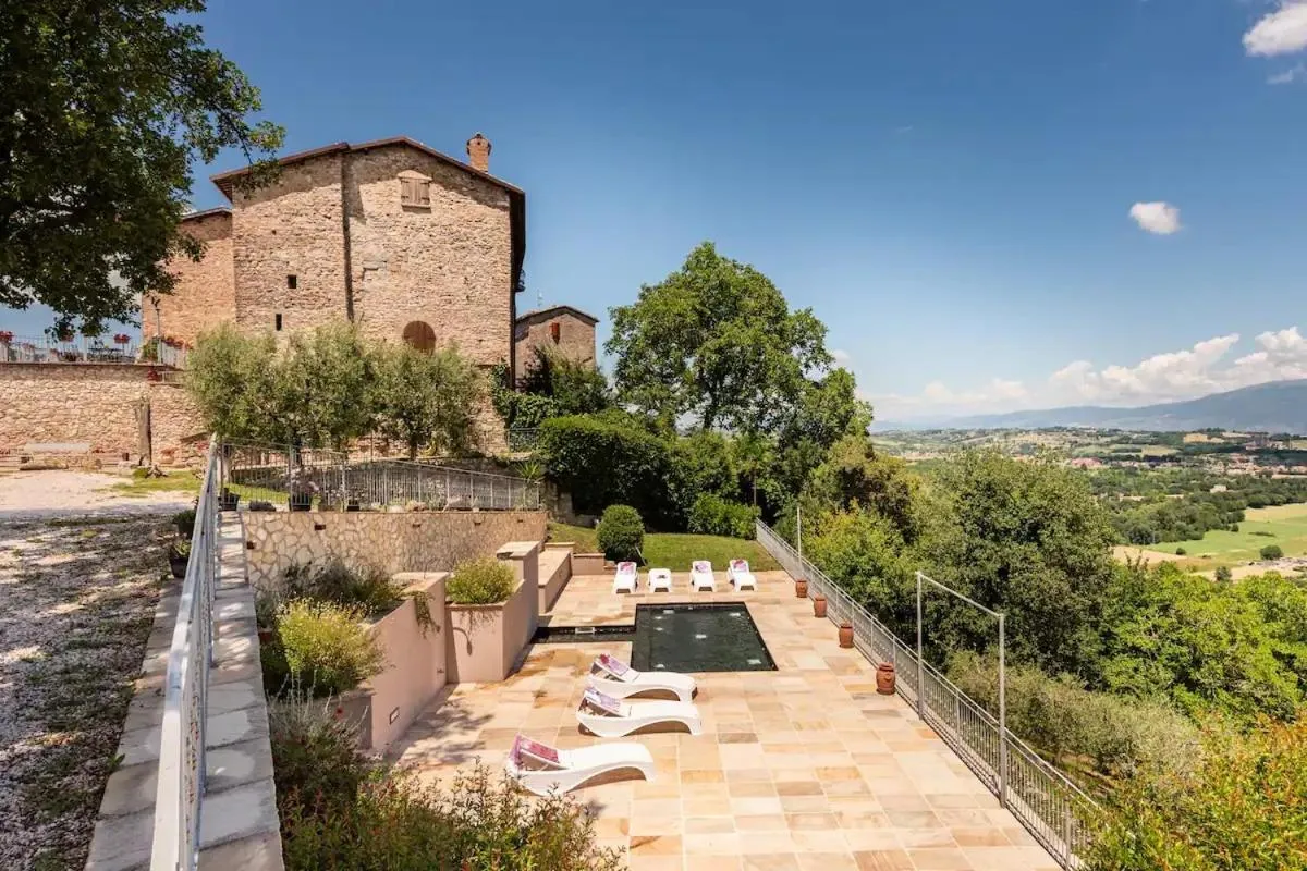 Property building in Il Castello Di Perchia