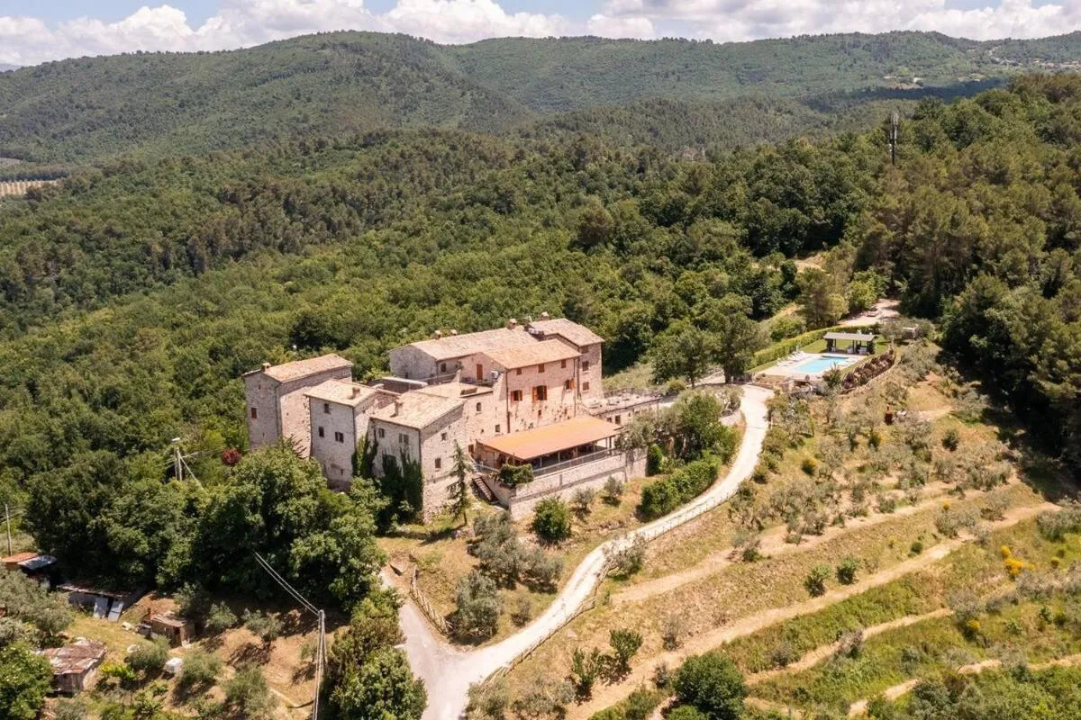 Property building in Il Castello Di Perchia