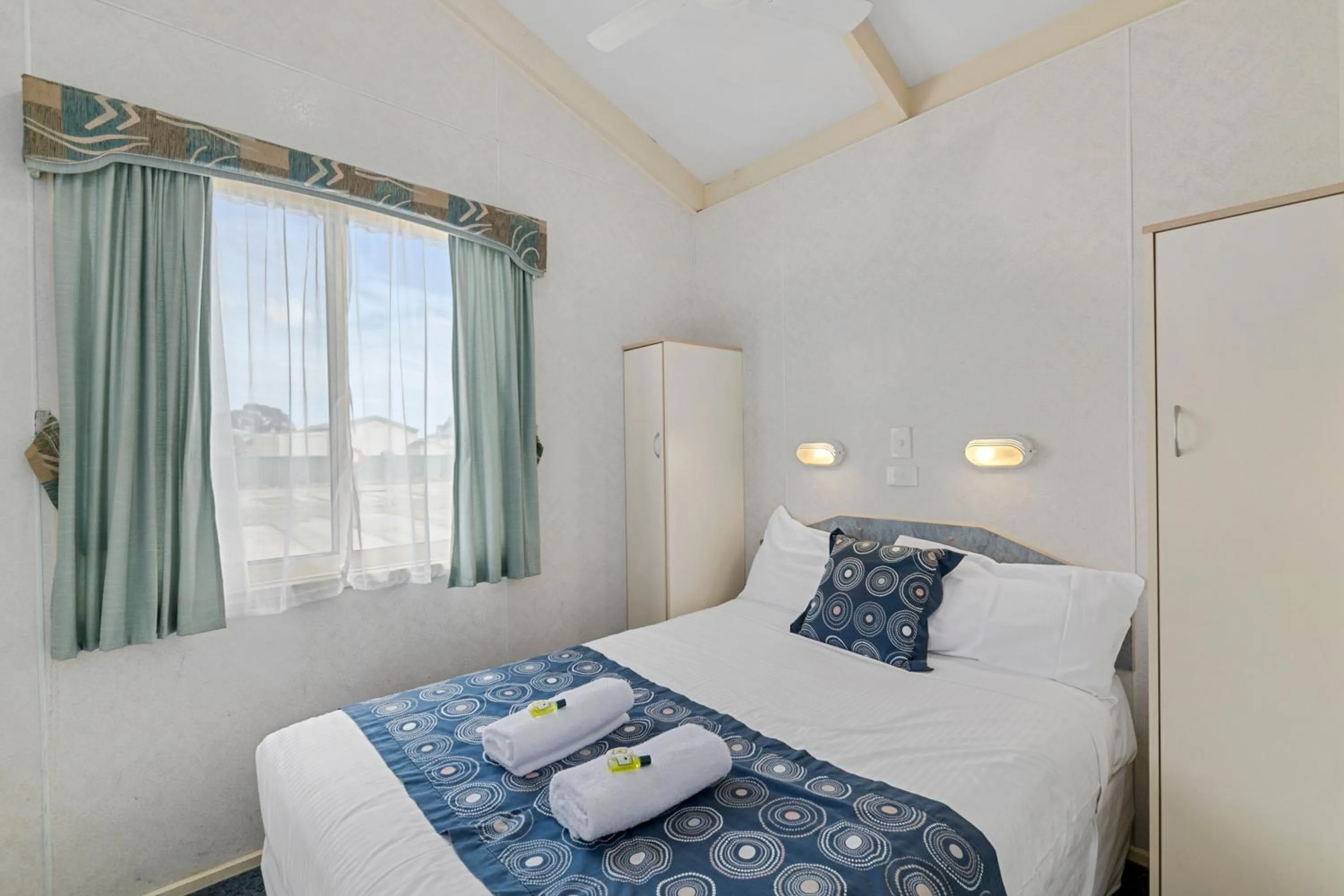 Bedroom, Bed in Benalla Tourist Park