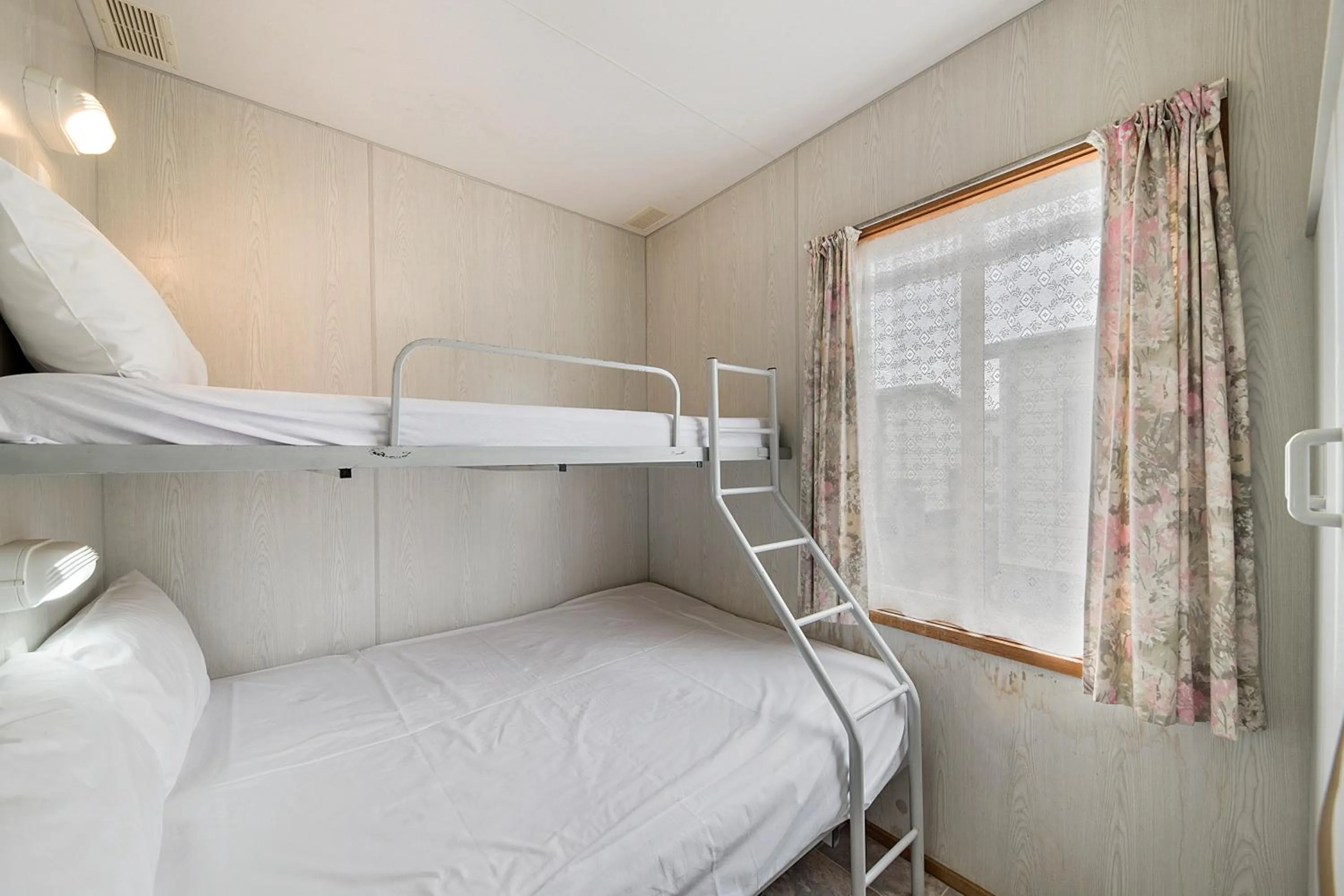 Bedroom, Bed in Benalla Tourist Park