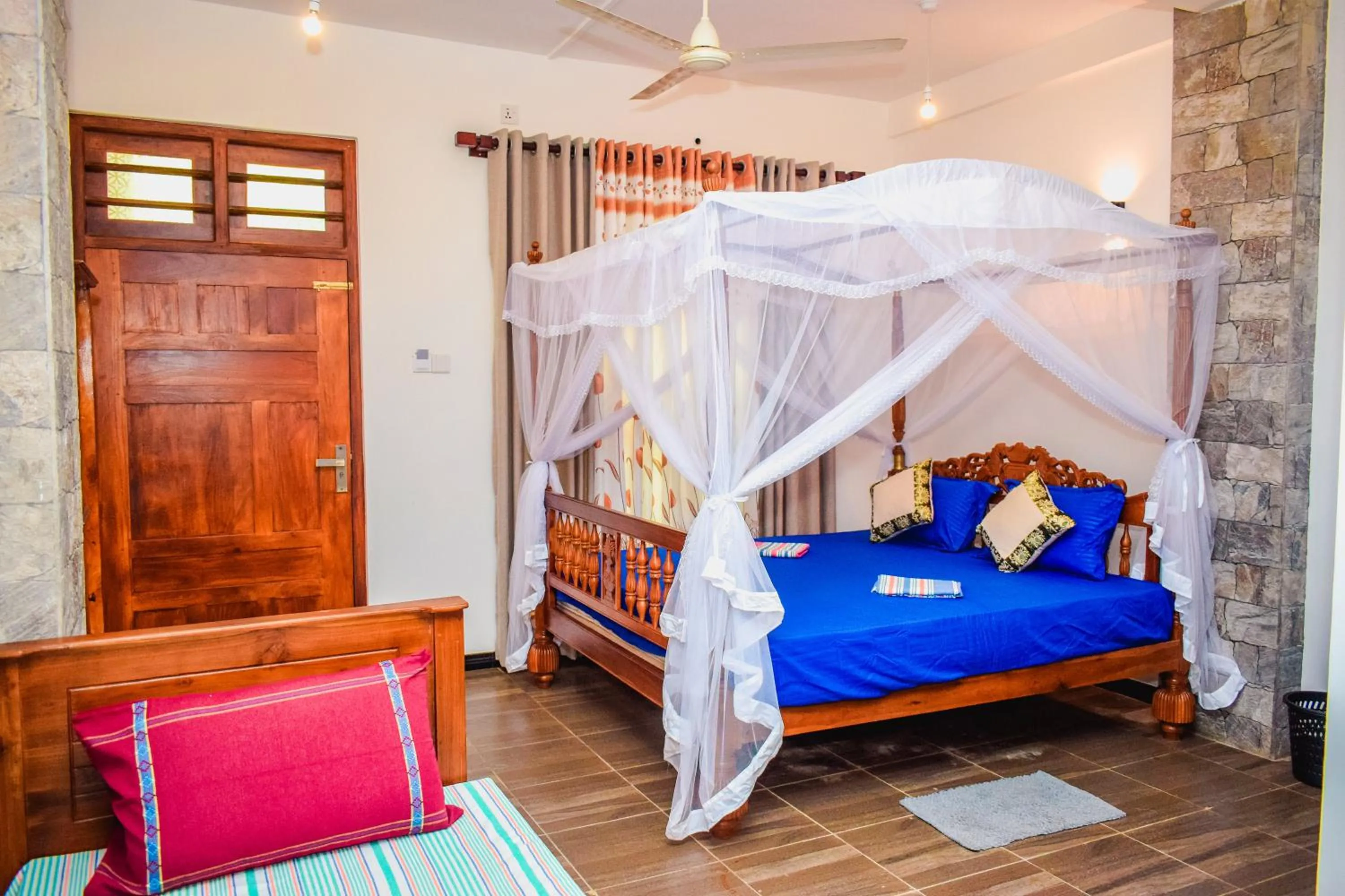 Photo of the whole room, Bed in Blowhole Unawatuna