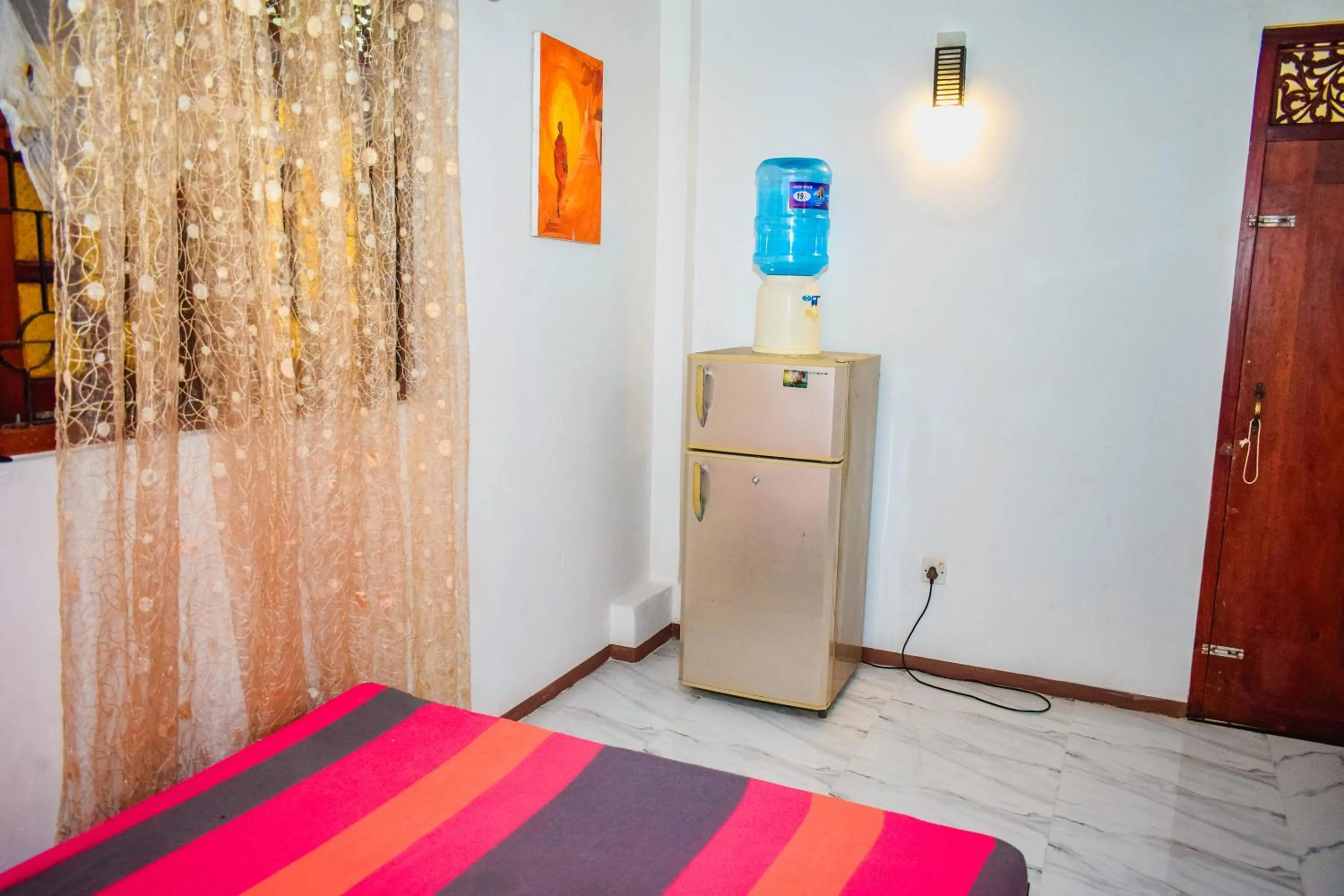 Photo of the whole room, Bed in Blowhole Unawatuna