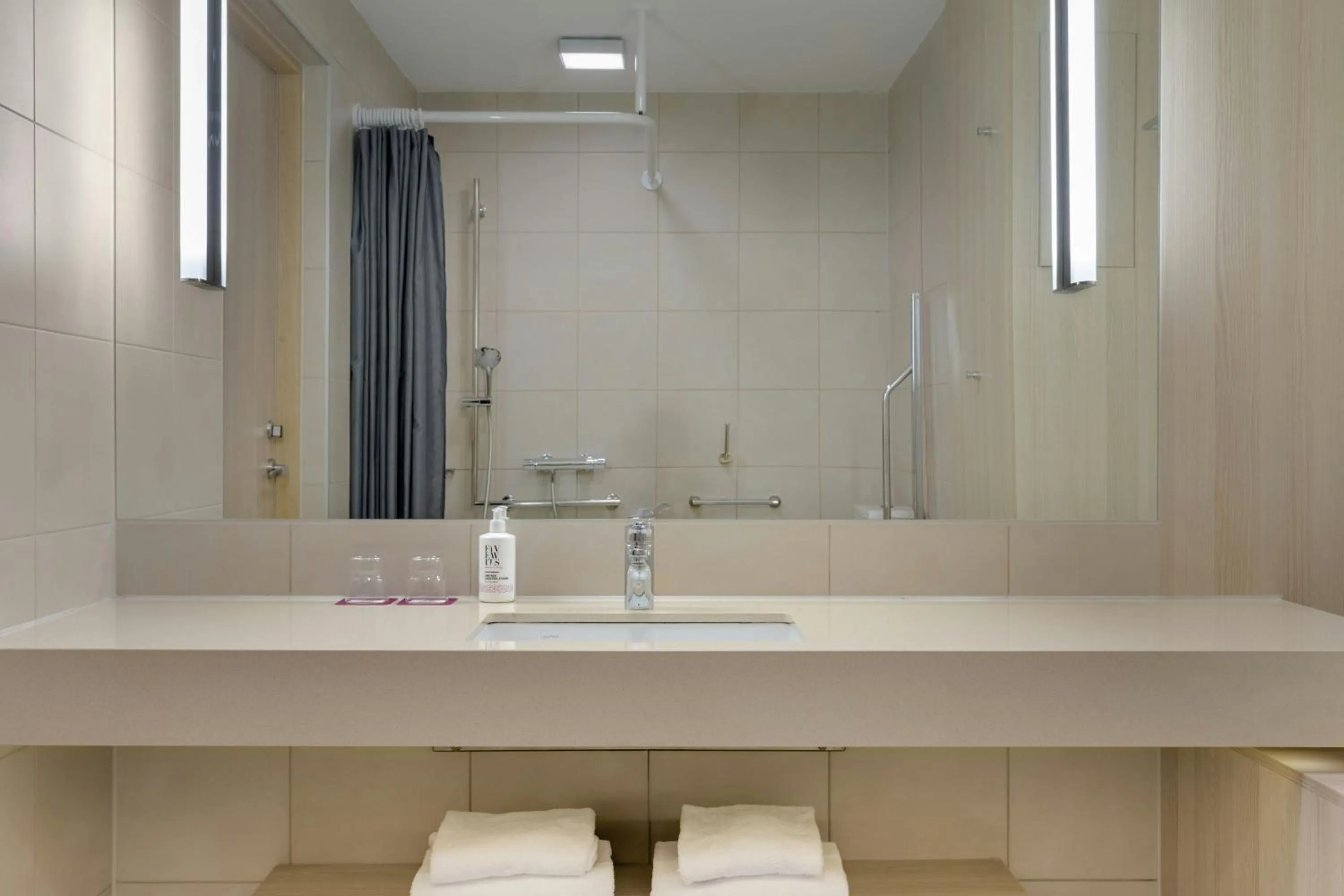 Bathroom in Moxy Milan Malpensa Airport