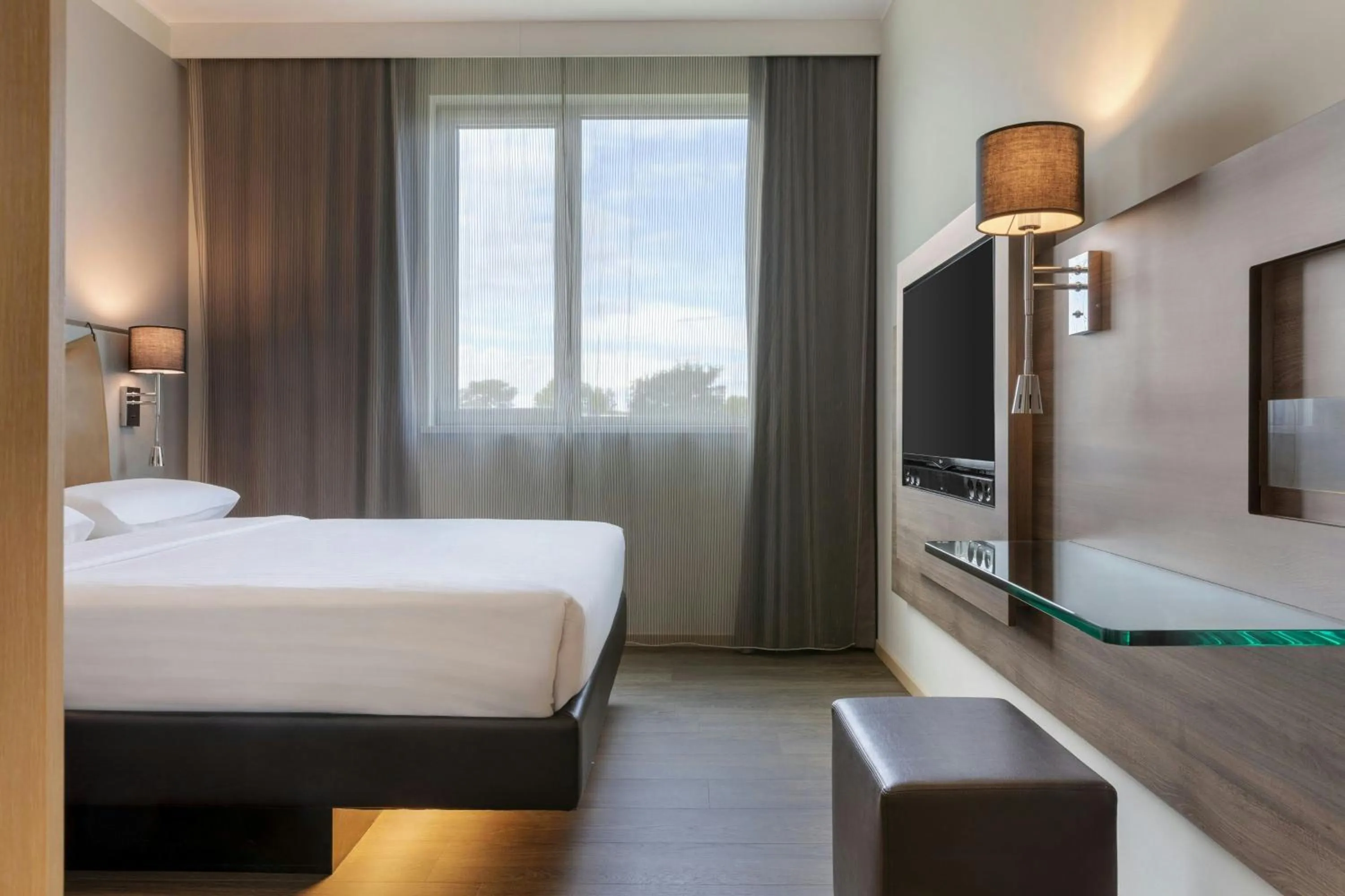 Bedroom, Bed in Moxy Milan Malpensa Airport