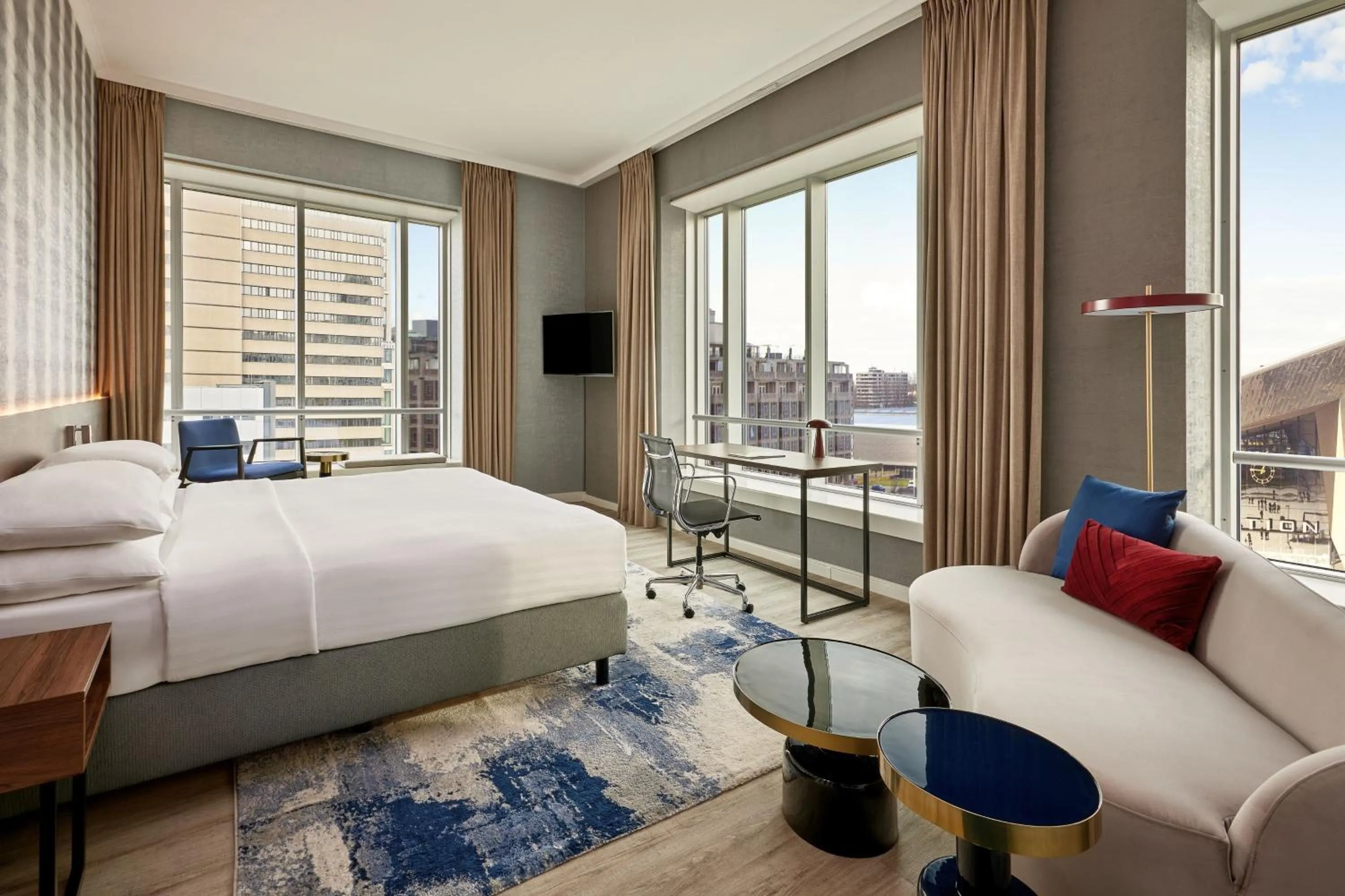 Photo of the whole room, Bed in Rotterdam Marriott Hotel