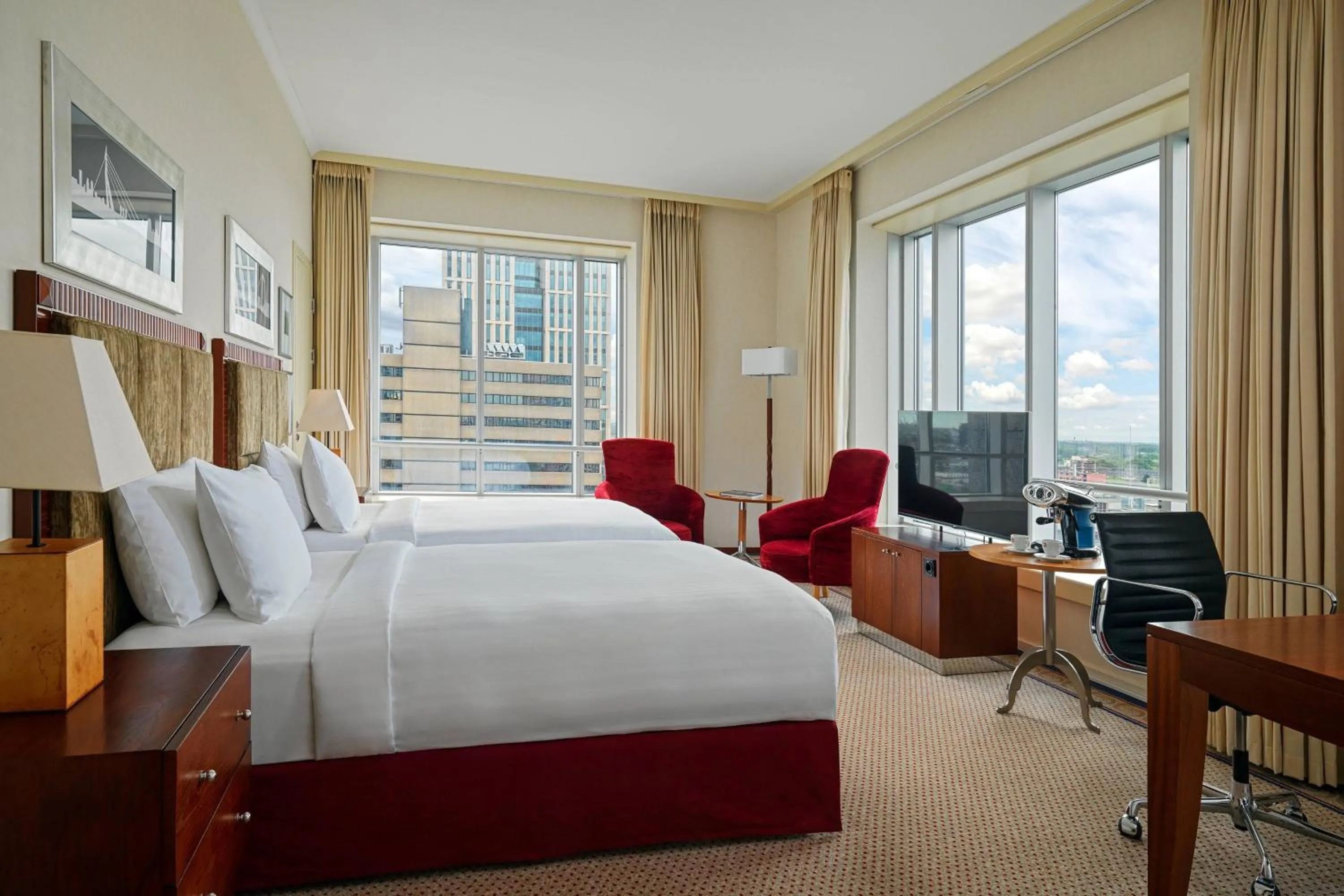 Photo of the whole room, Bed in Rotterdam Marriott Hotel