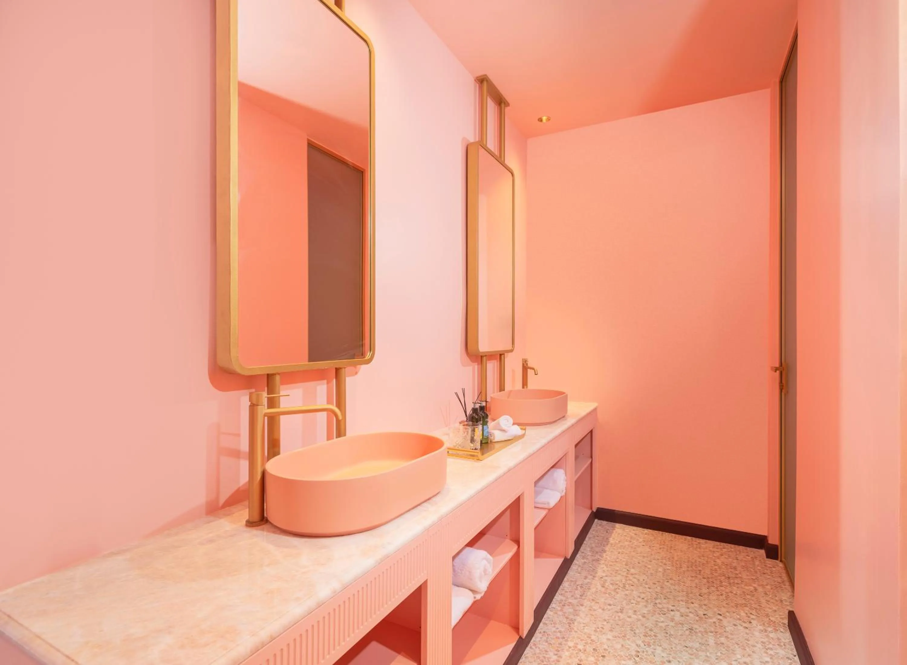 Bathroom in Play Levontin