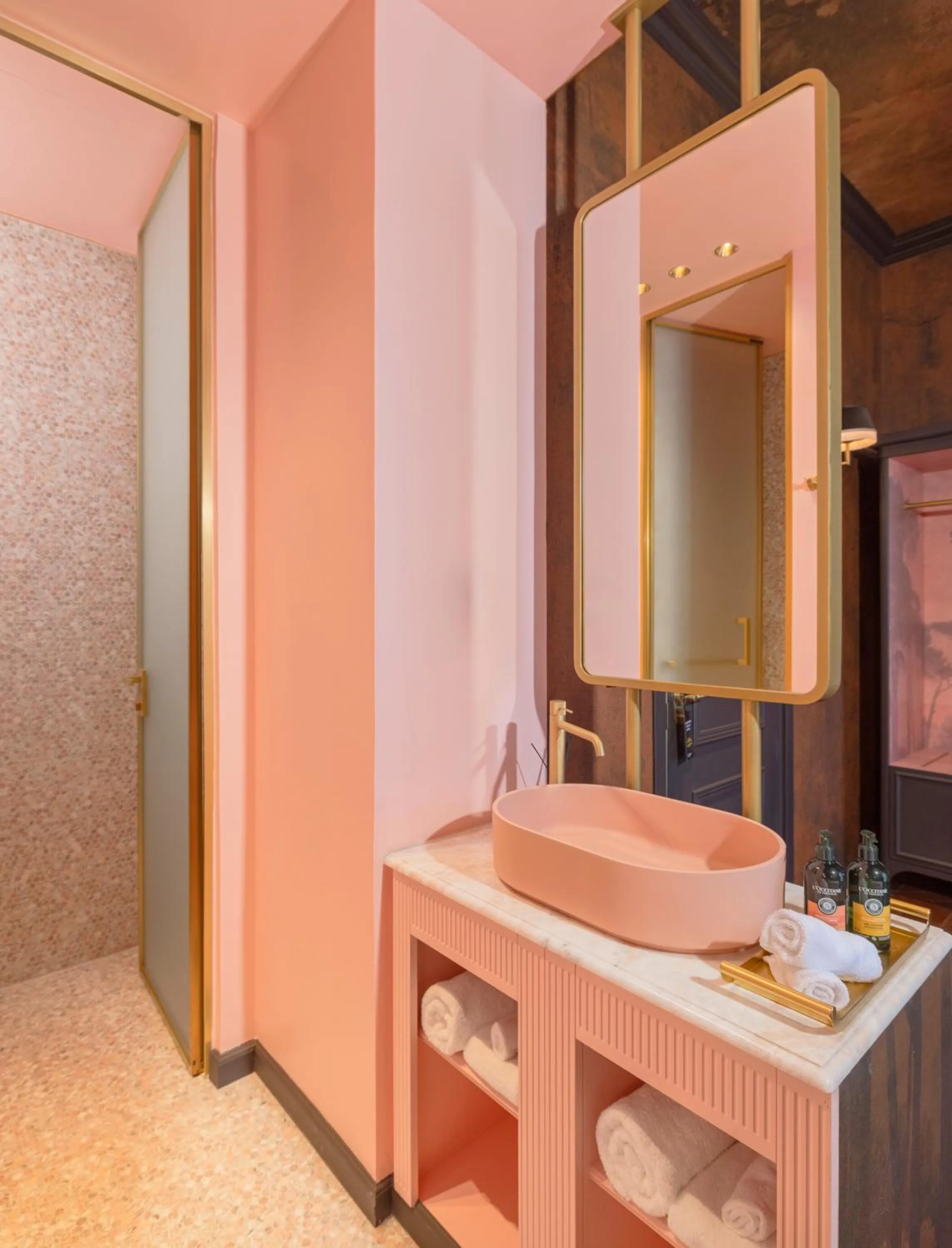 Bathroom in Play Levontin