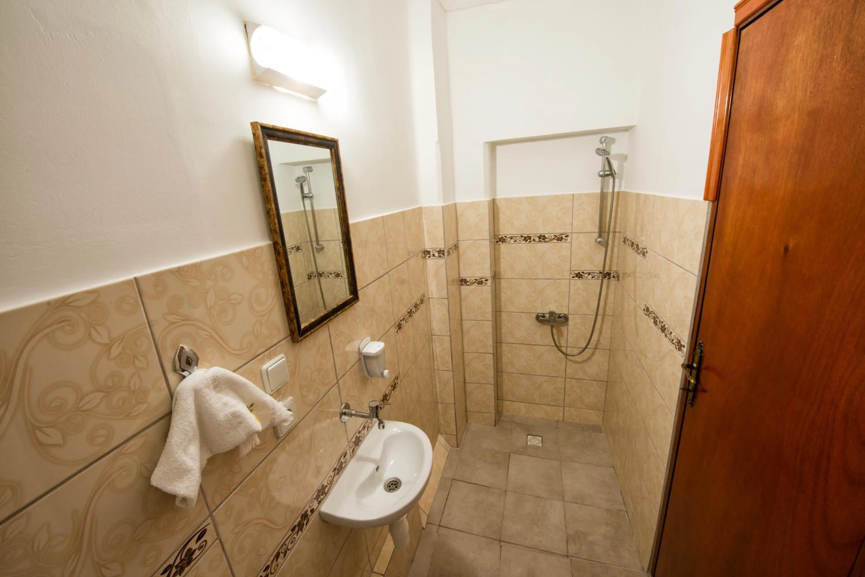 Shower in Yellow Rose Pansiyon