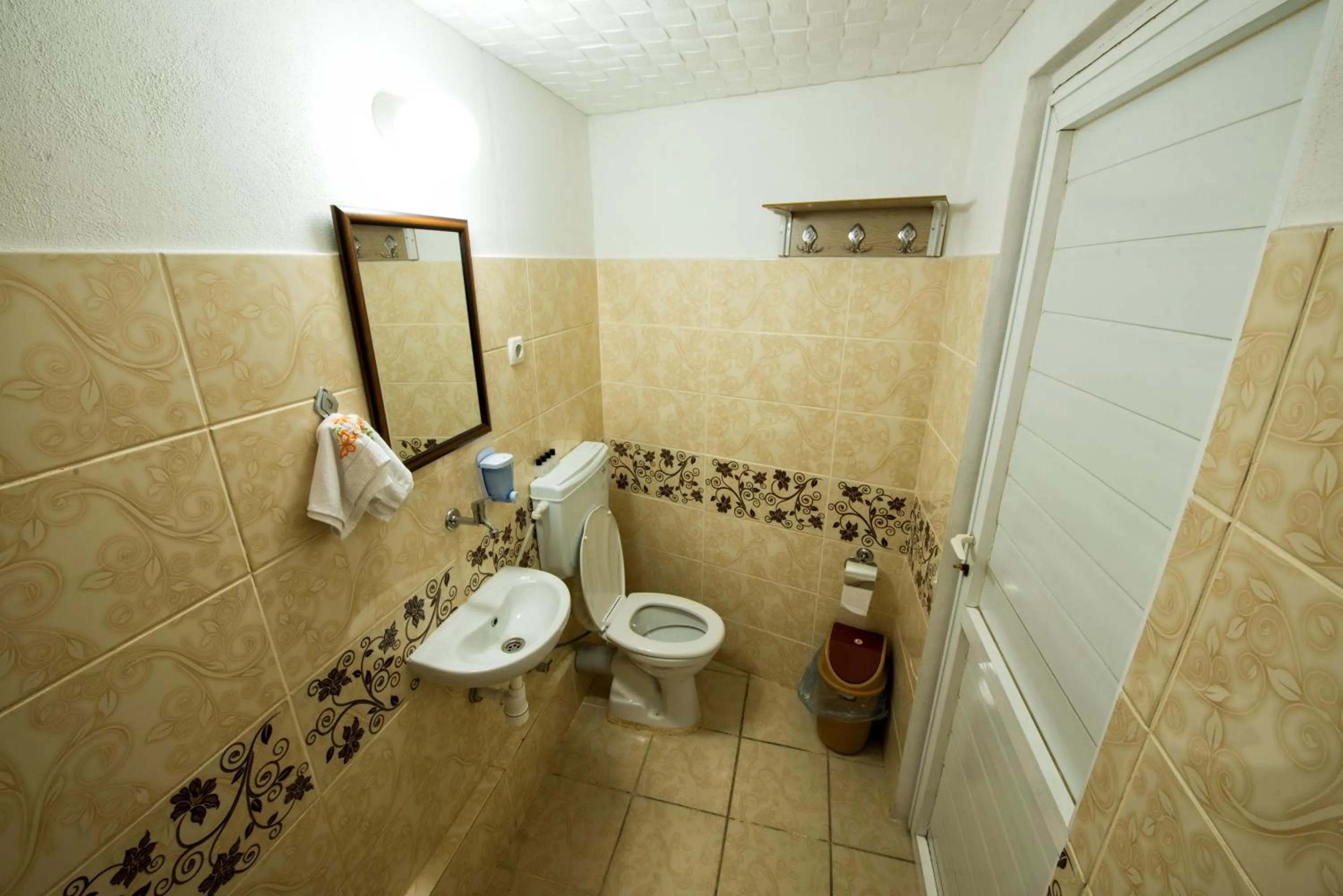 Shower in Yellow Rose Pansiyon