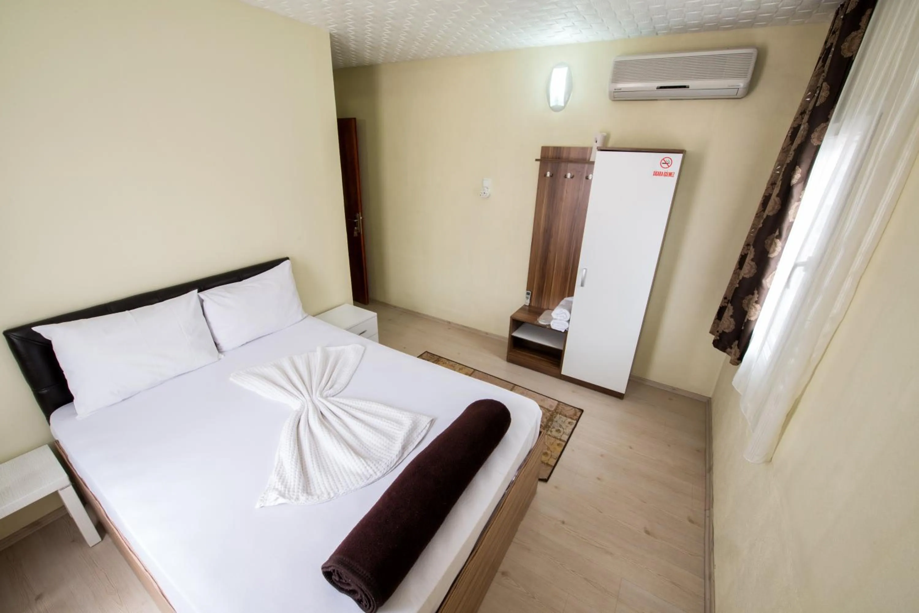 Bed in Yellow Rose Pansiyon