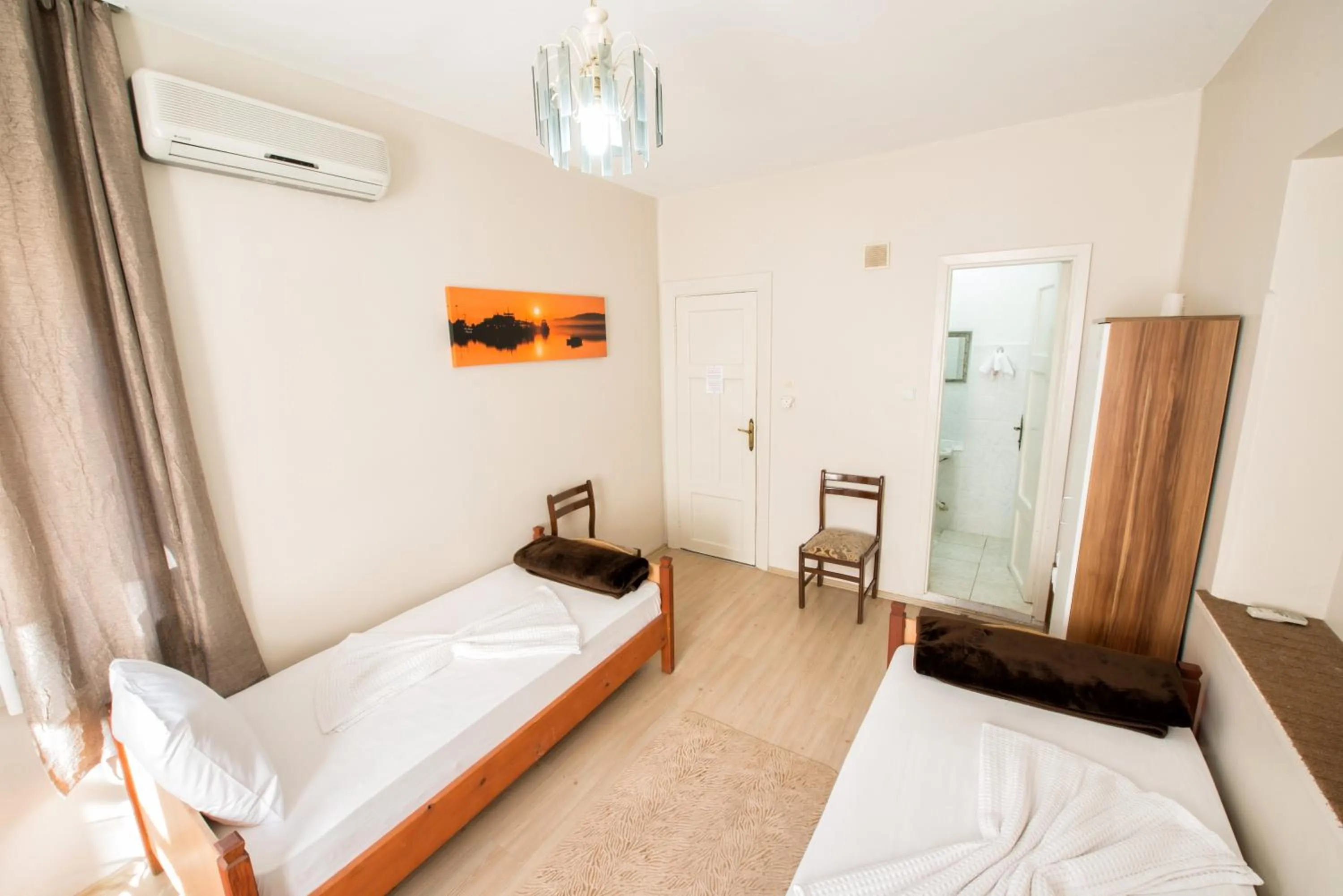 Bed in Yellow Rose Pansiyon