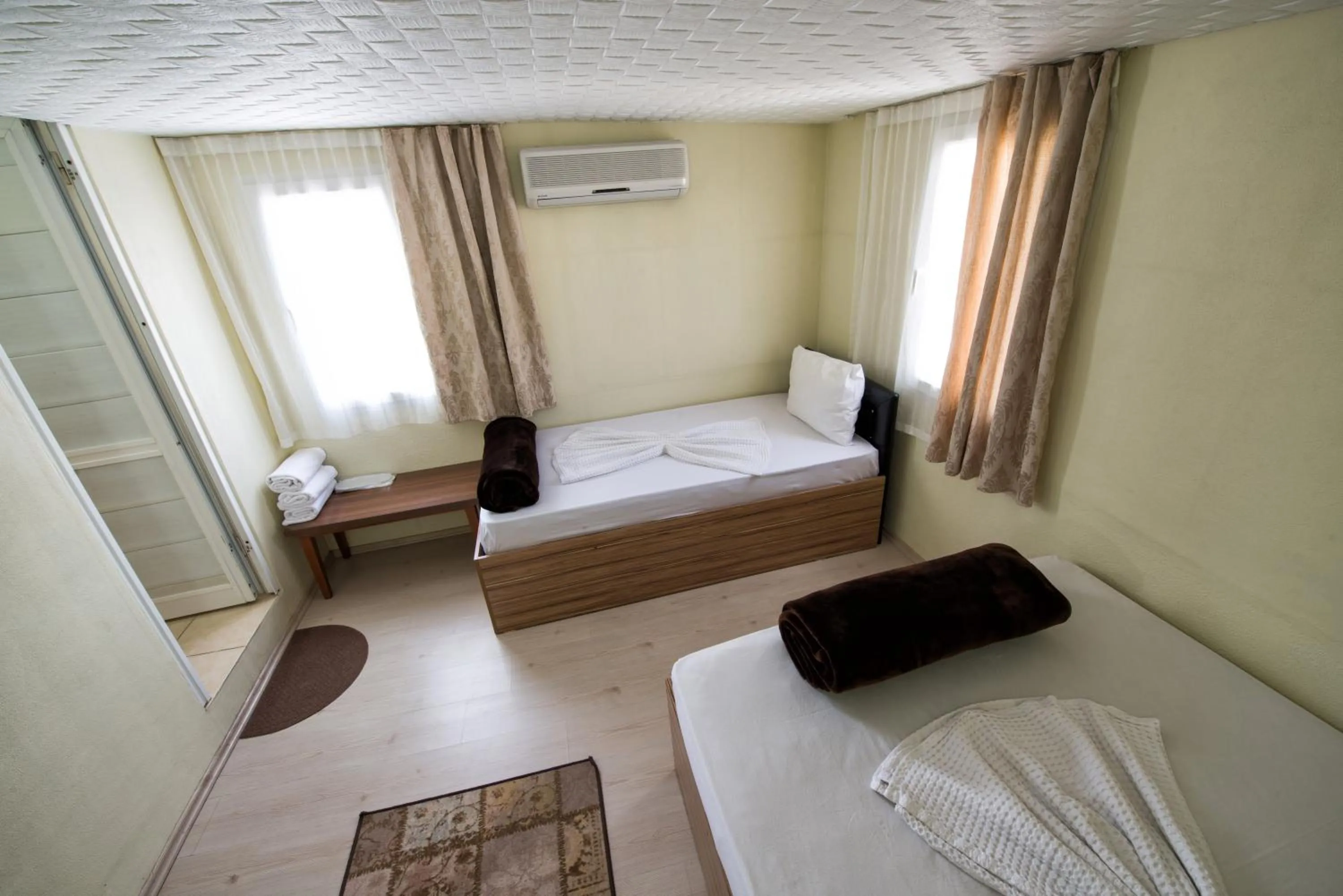 Bed in Yellow Rose Pansiyon