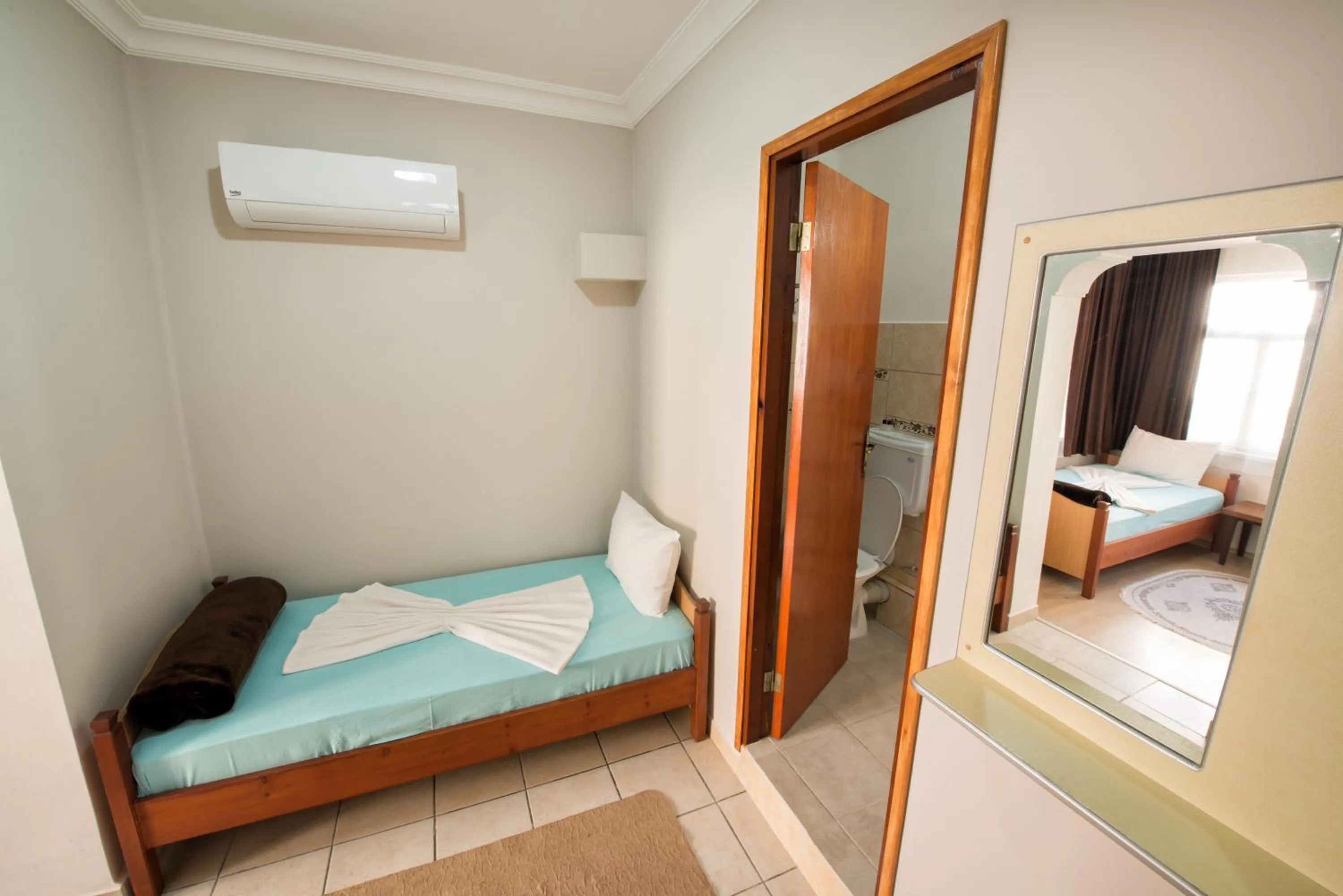 Bed in Yellow Rose Pansiyon