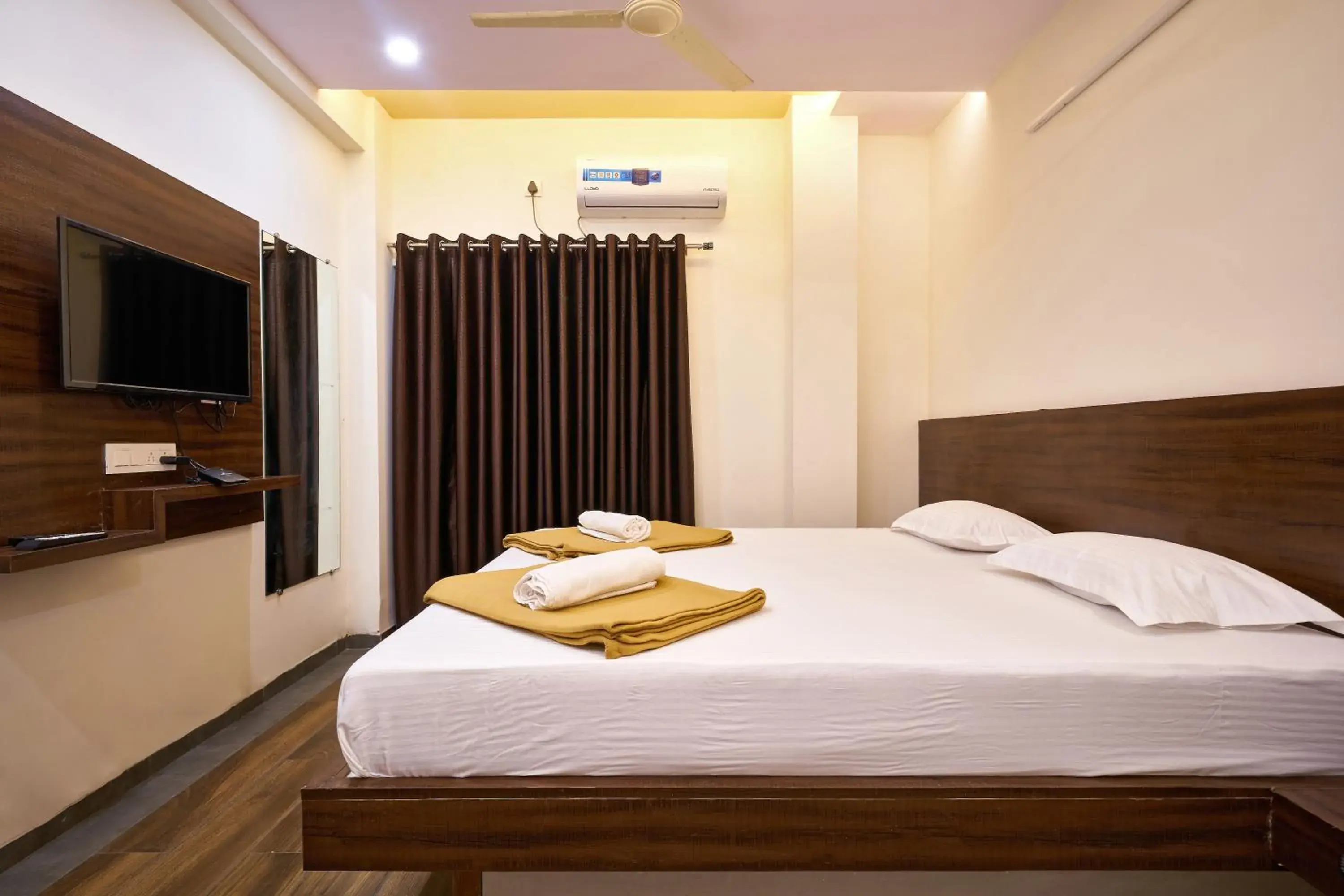Standard Double Room with Fan in Hotel Ranjan Deluxe Standard Double Room with Fan in Hotel Ranjan Deluxe