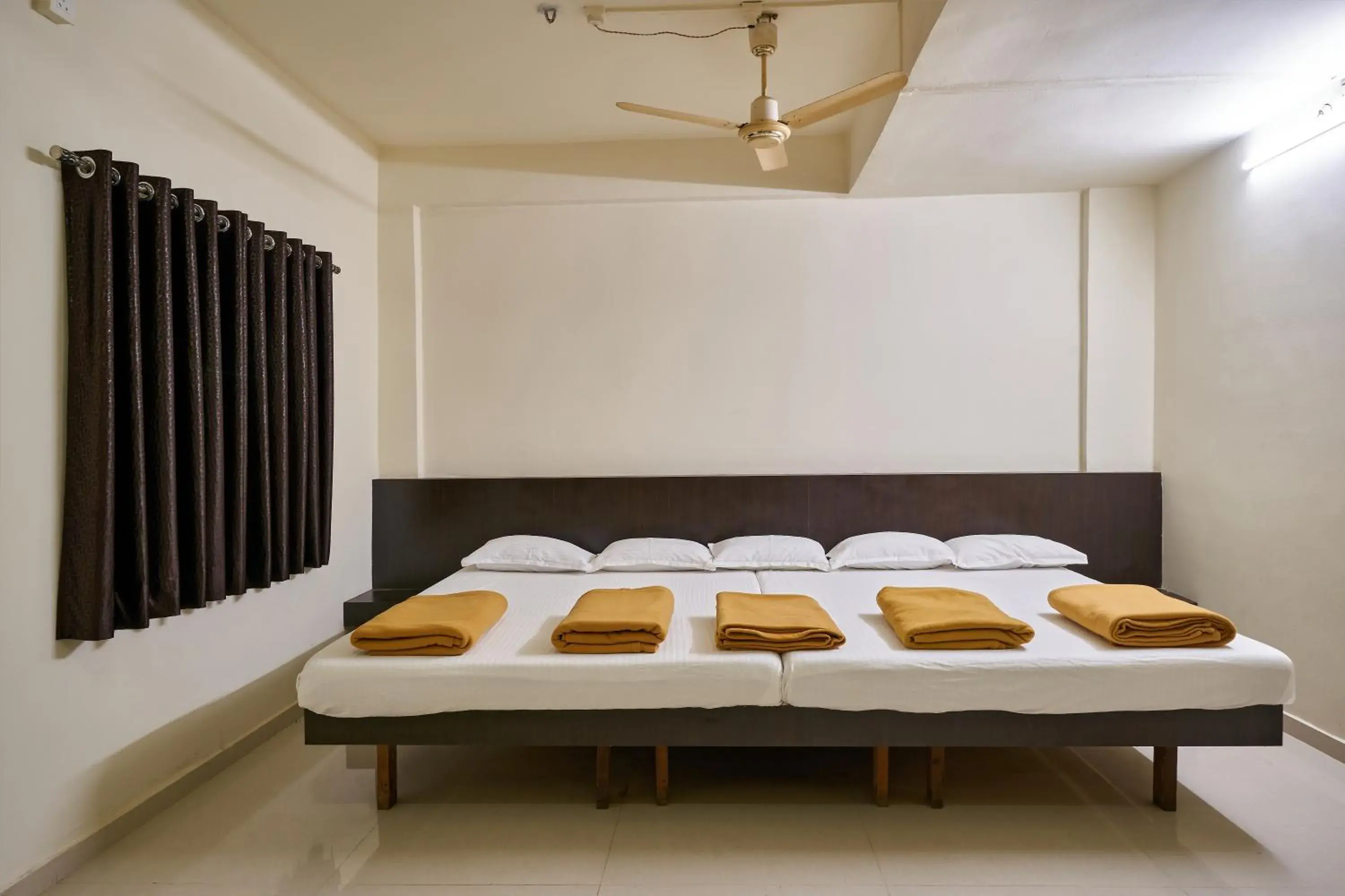 Budget Triple Room in Hotel Ranjan Deluxe Budget Triple Room in Hotel Ranjan Deluxe