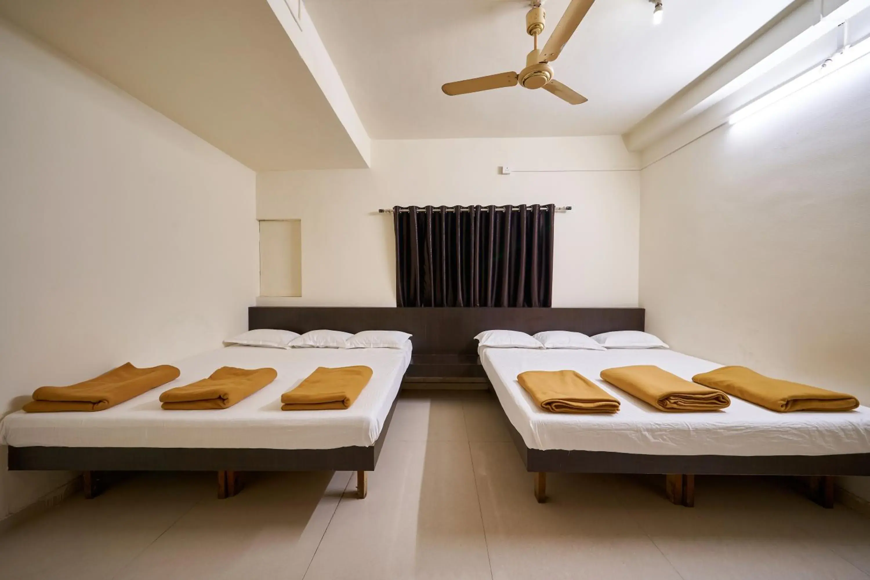 6-Bed Mixed Dormitory Room in Hotel Ranjan Deluxe 6-Bed Mixed Dormitory Room in Hotel Ranjan Deluxe