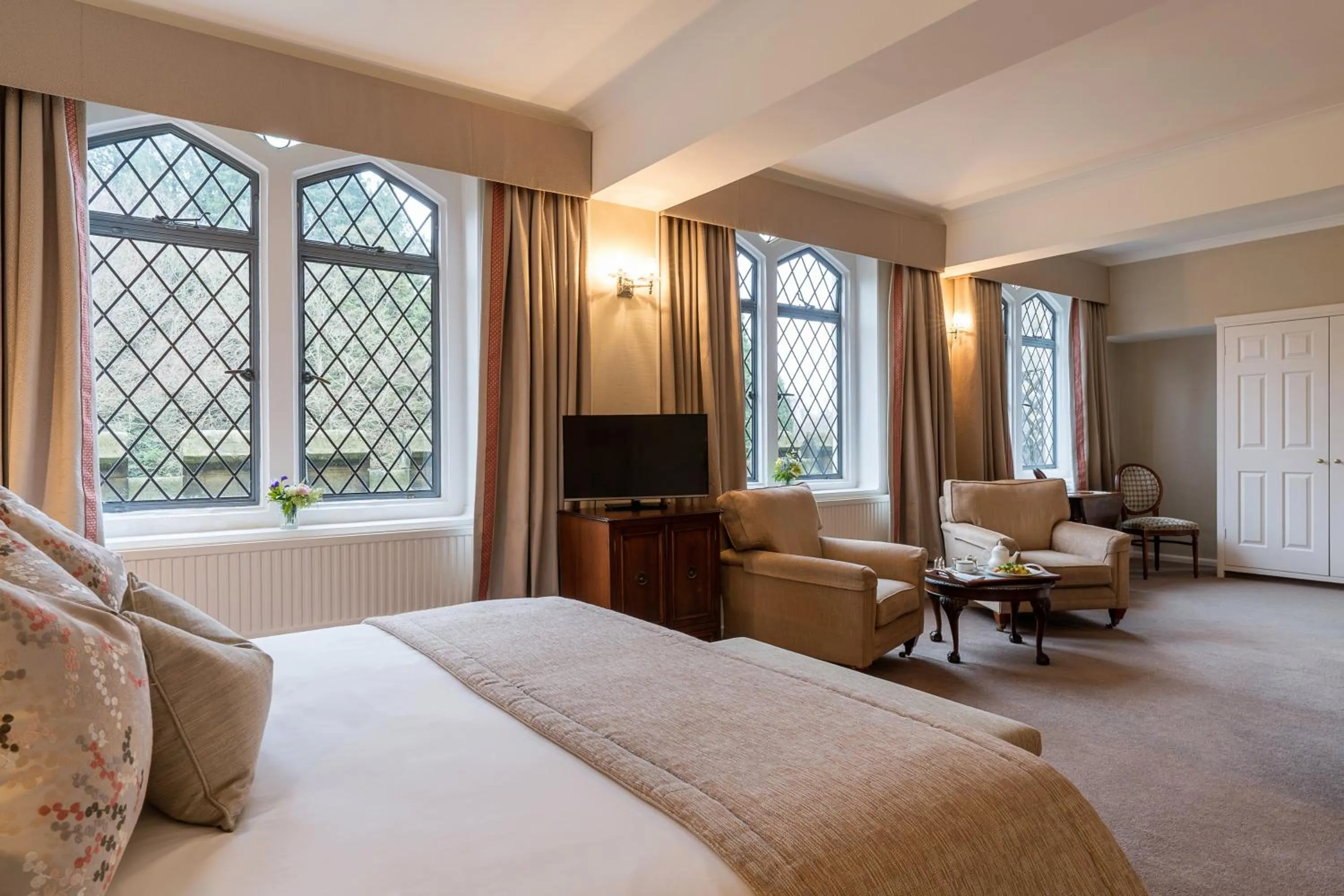 Bedroom, Bed in Ashdown Park Hotel