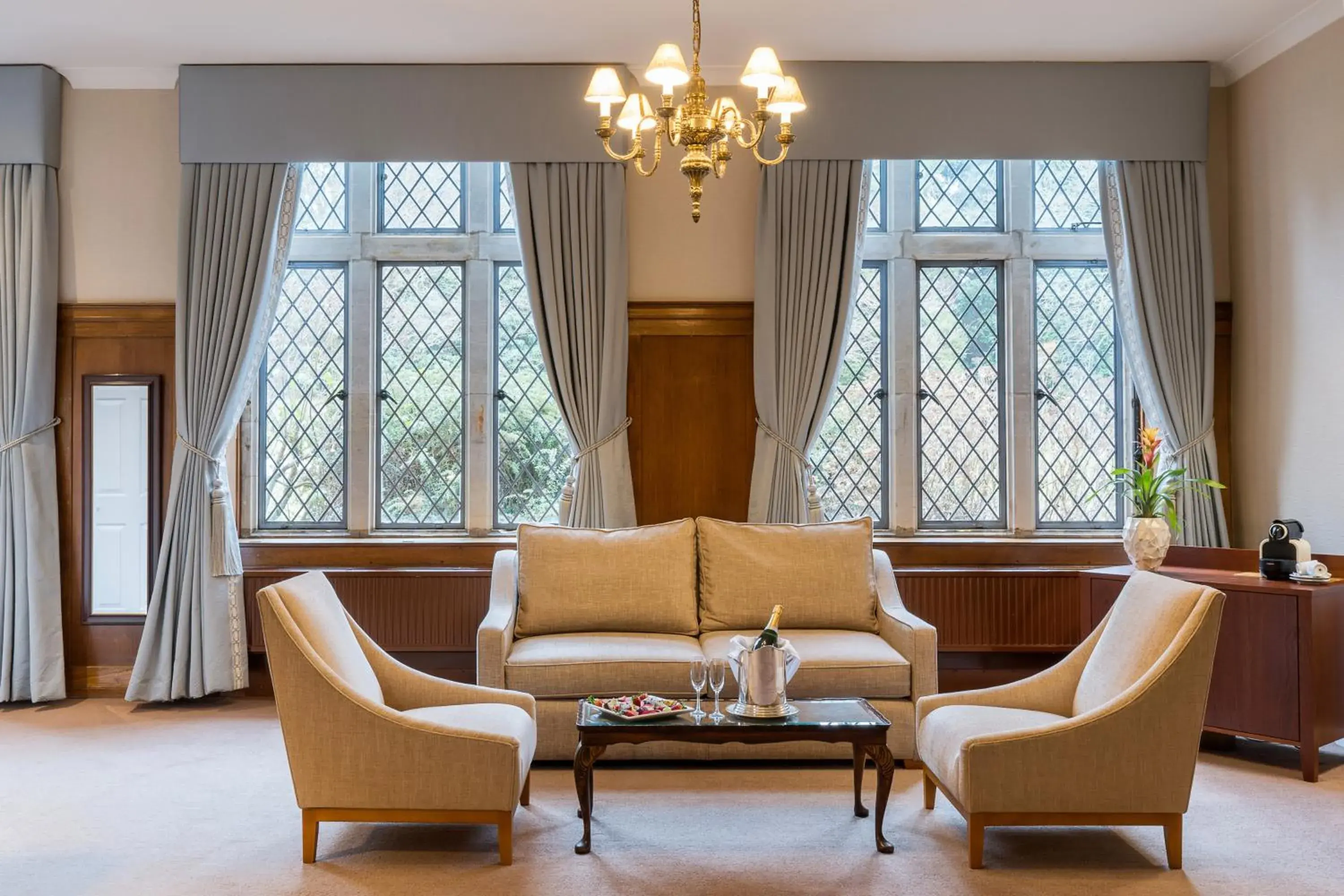 Suite in Ashdown Park Hotel Suite in Ashdown Park Hotel