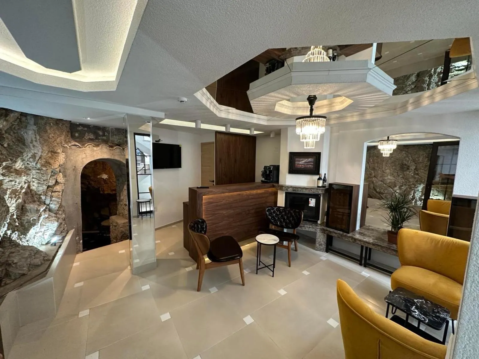 Communal lounge/ TV room in Villa Pupin SARAISTE